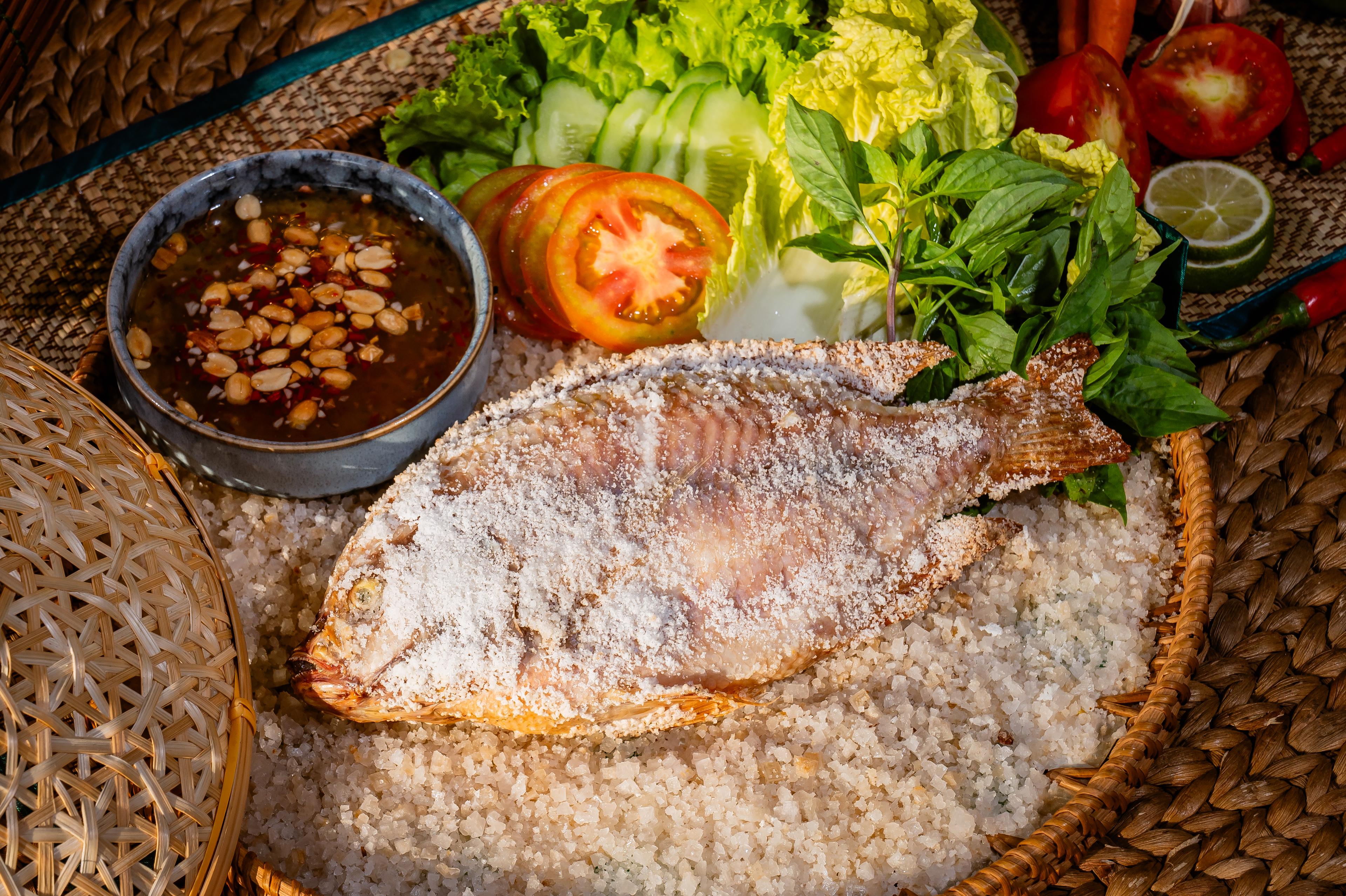 ត្រីក្រហមដុតអំបិល Grilled tilapia with salt 盐烤鱼