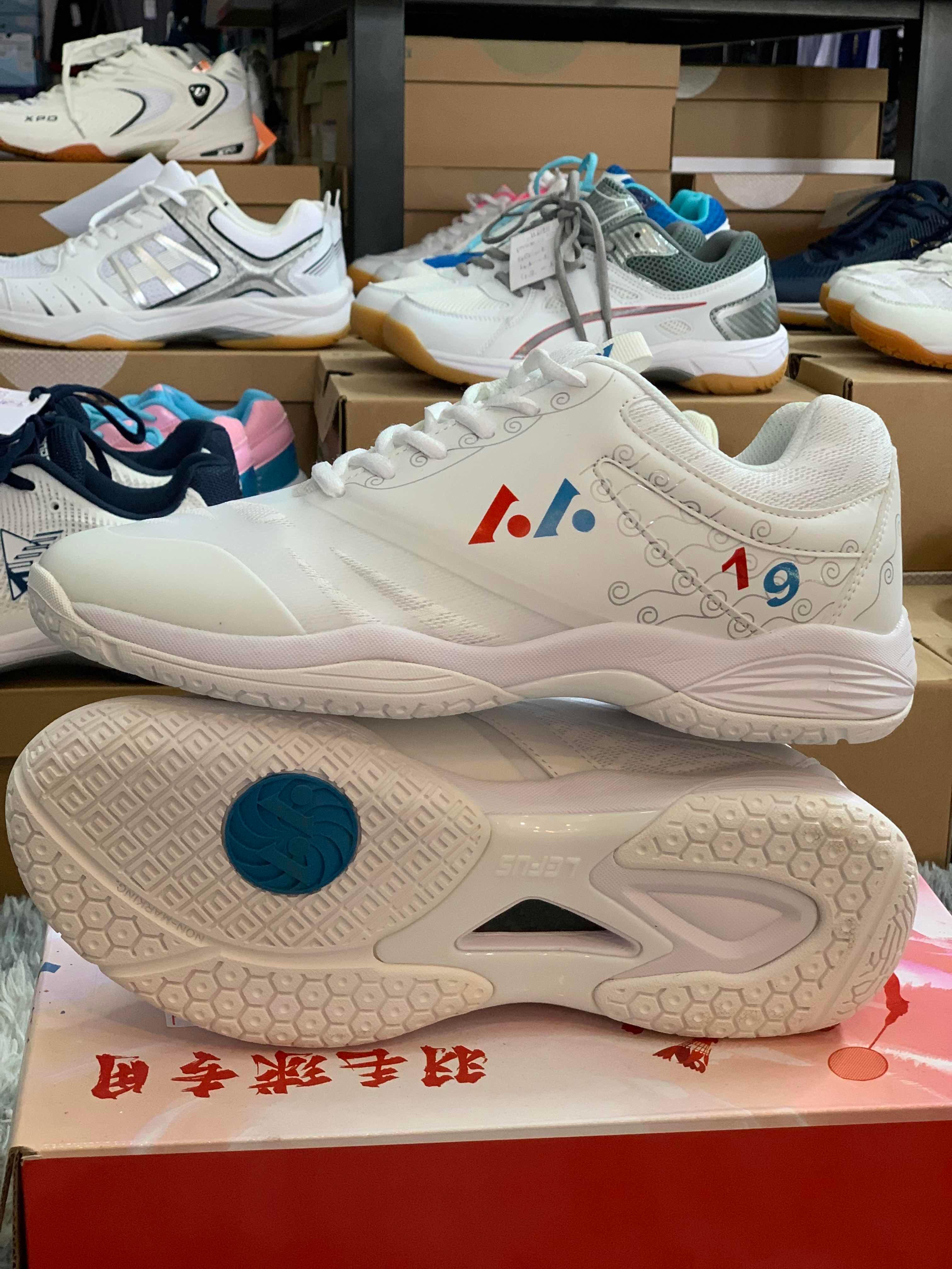 ស្បែកជើងLefus