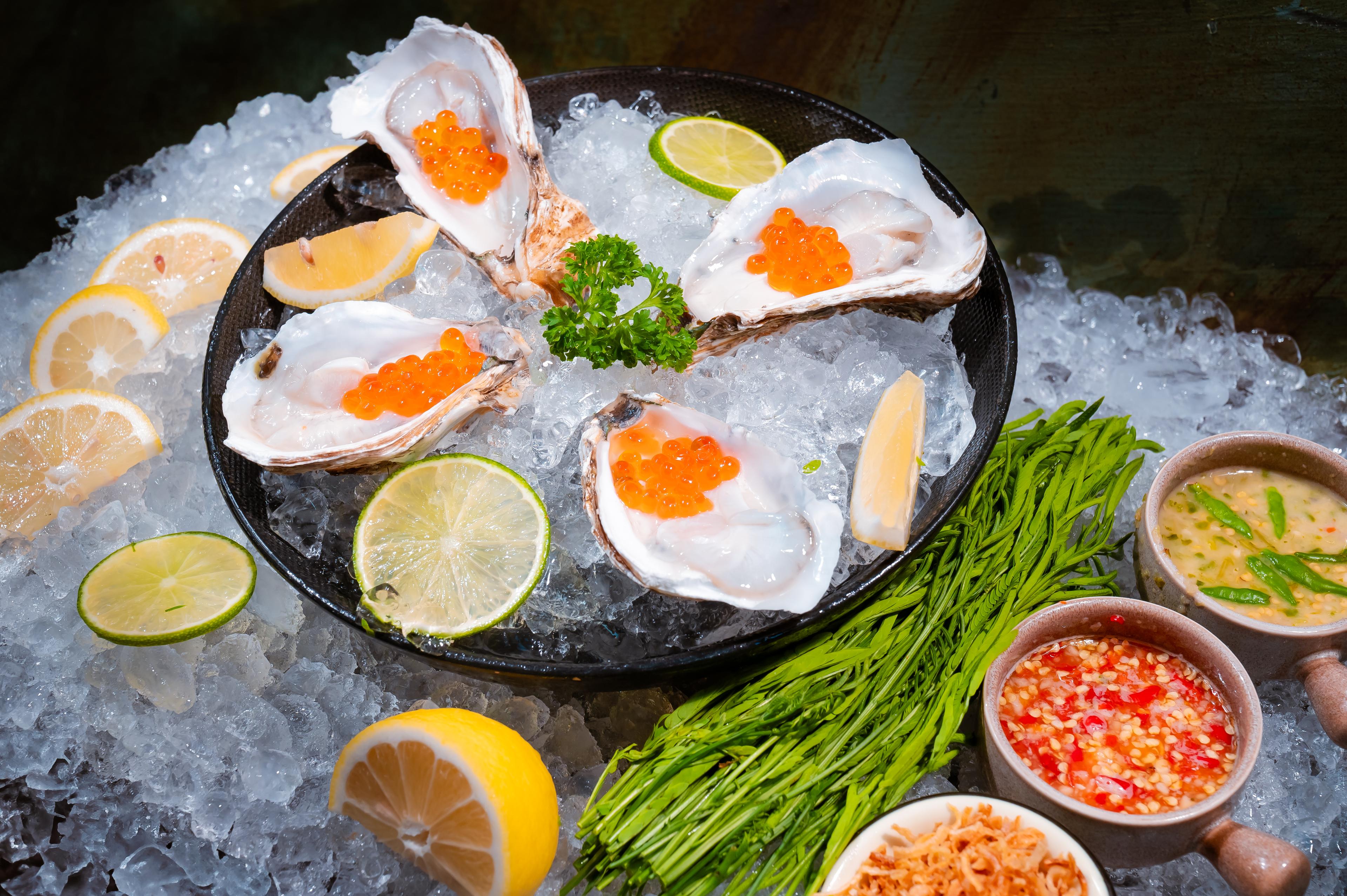អយស្ទ័រជាពងត្រីសាលម៉ុន Fresh oysters with salmon roe 新鲜牡蛎配鲑鱼子