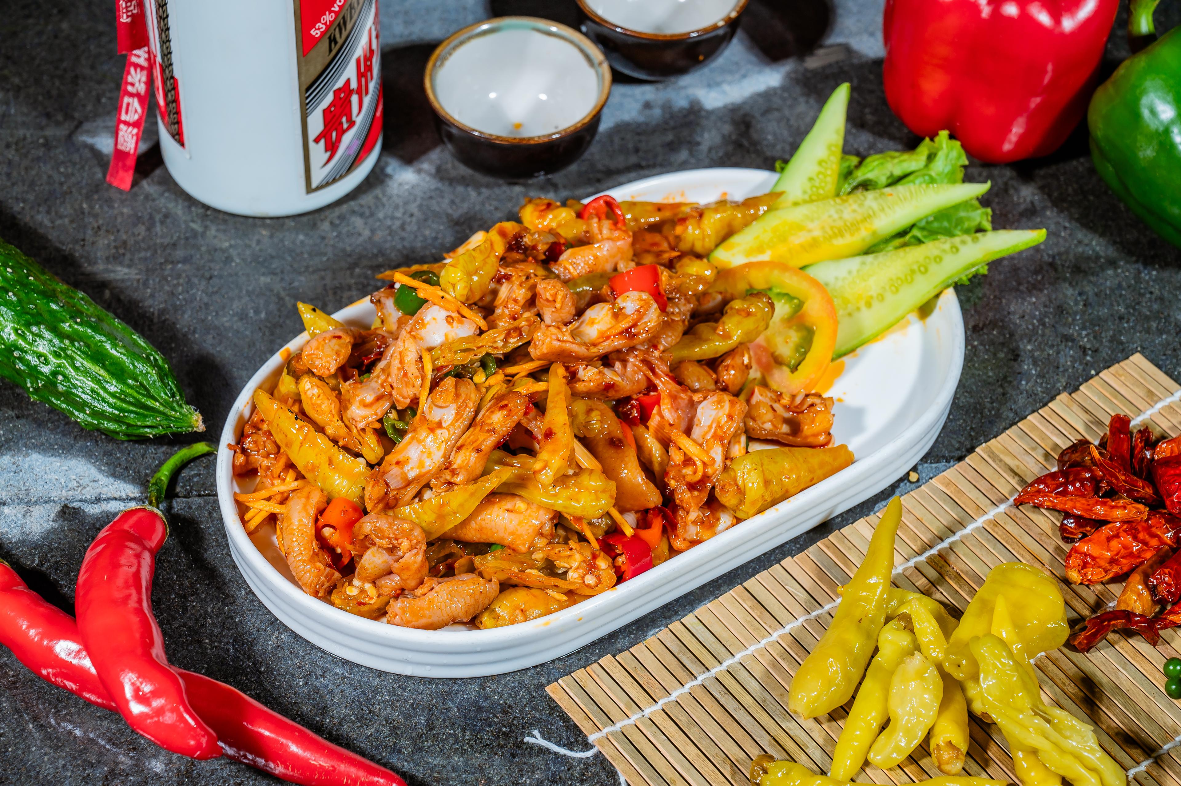 សសៃកែងមាន់ឆាម្ទេសជ្រក់បែបចិន Stir fried chicken elbows with   Chinese pickled chili 泡椒鸡膝