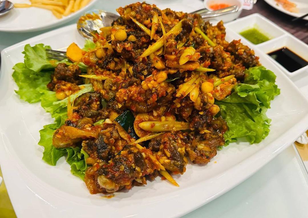 កន្ធាយអប់គល់ស្លឹកគ្រៃ Steamed Black Soft-Shelled Turtle with Lemongrass
