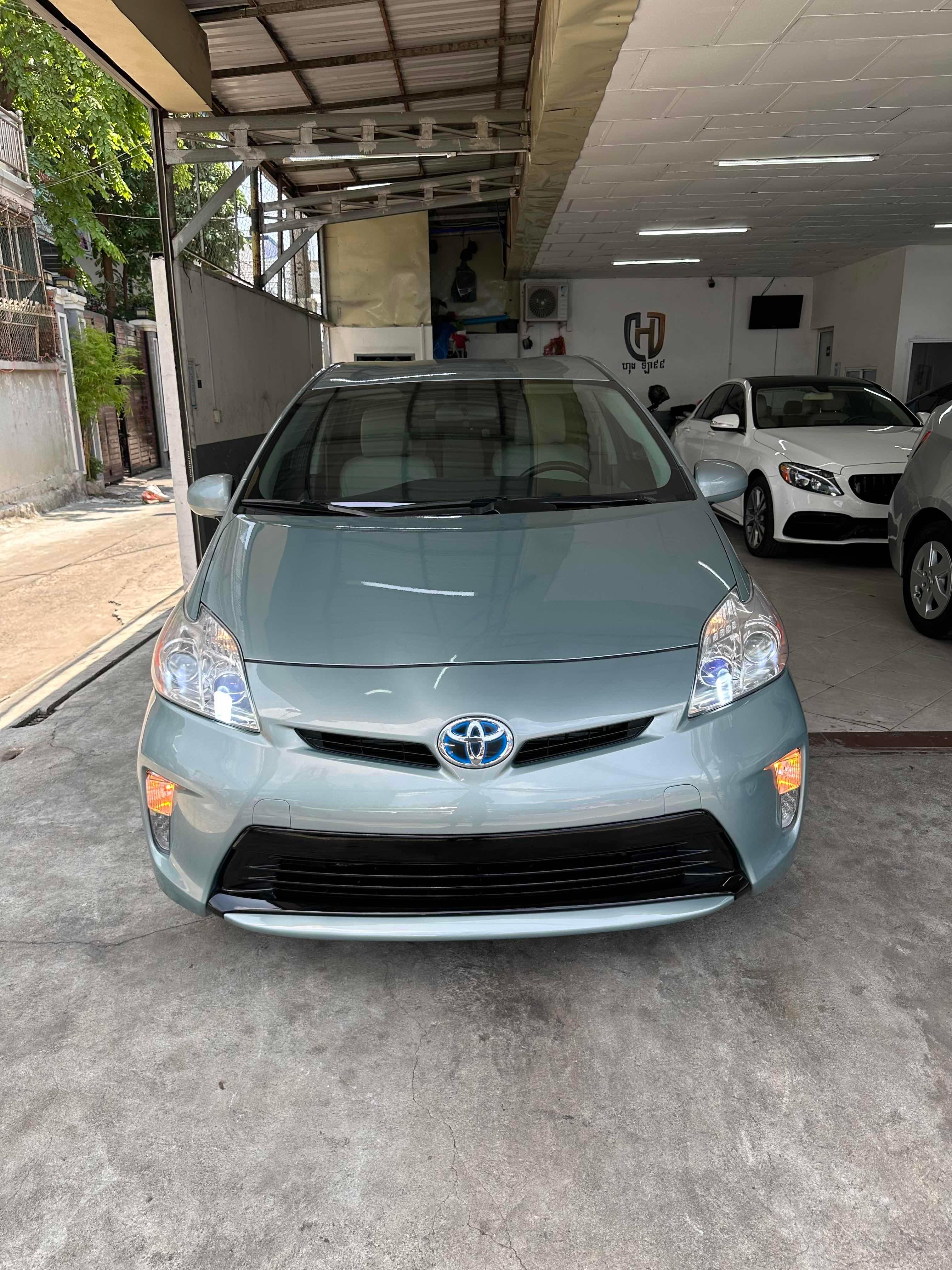 2013 Option2 | Toyota Prius ពណ៍ហ្គិច