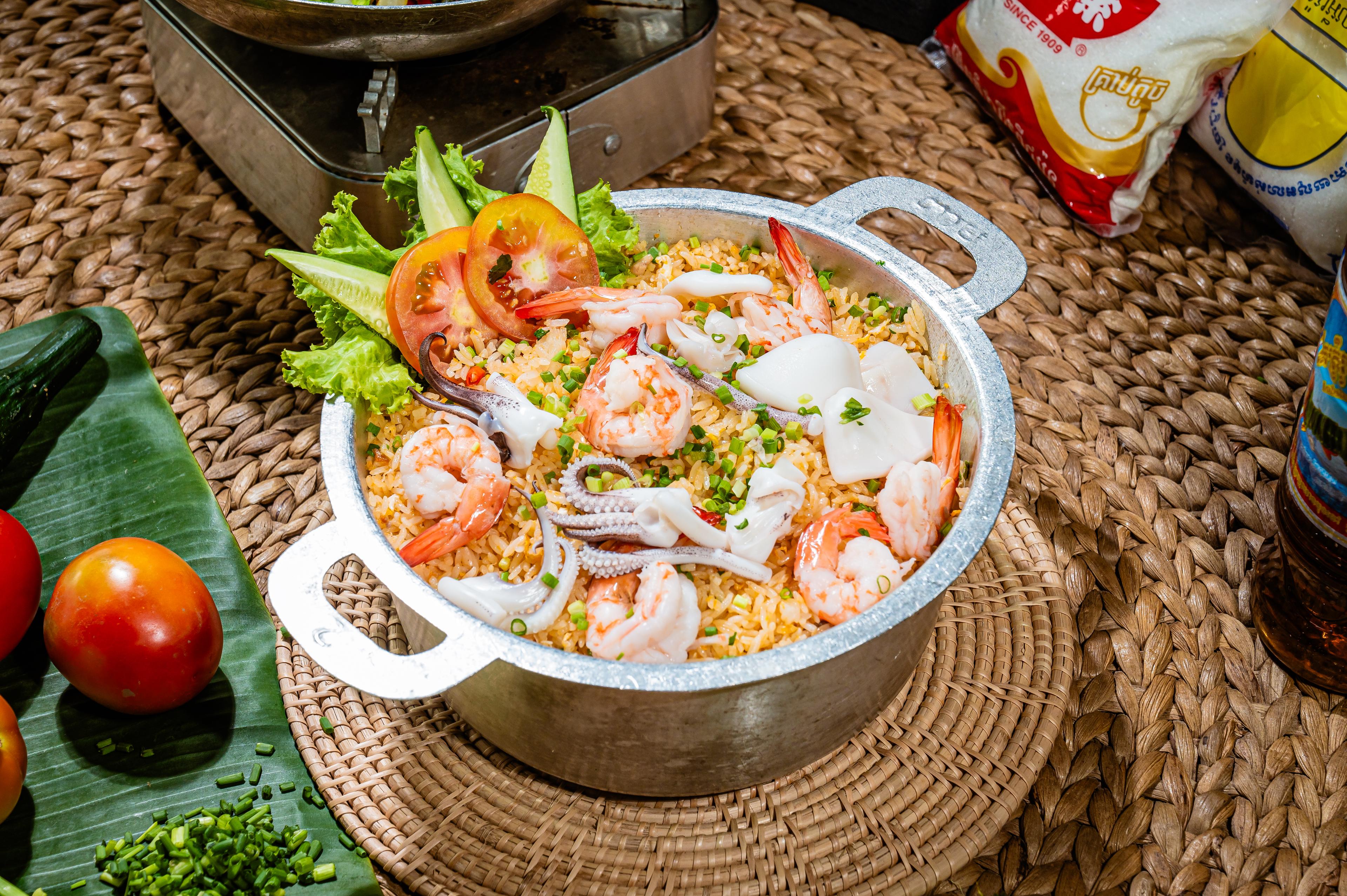 បាយឆាគ្រឿងសមុទ្រ Seafood fried rice  海鲜炒饭
