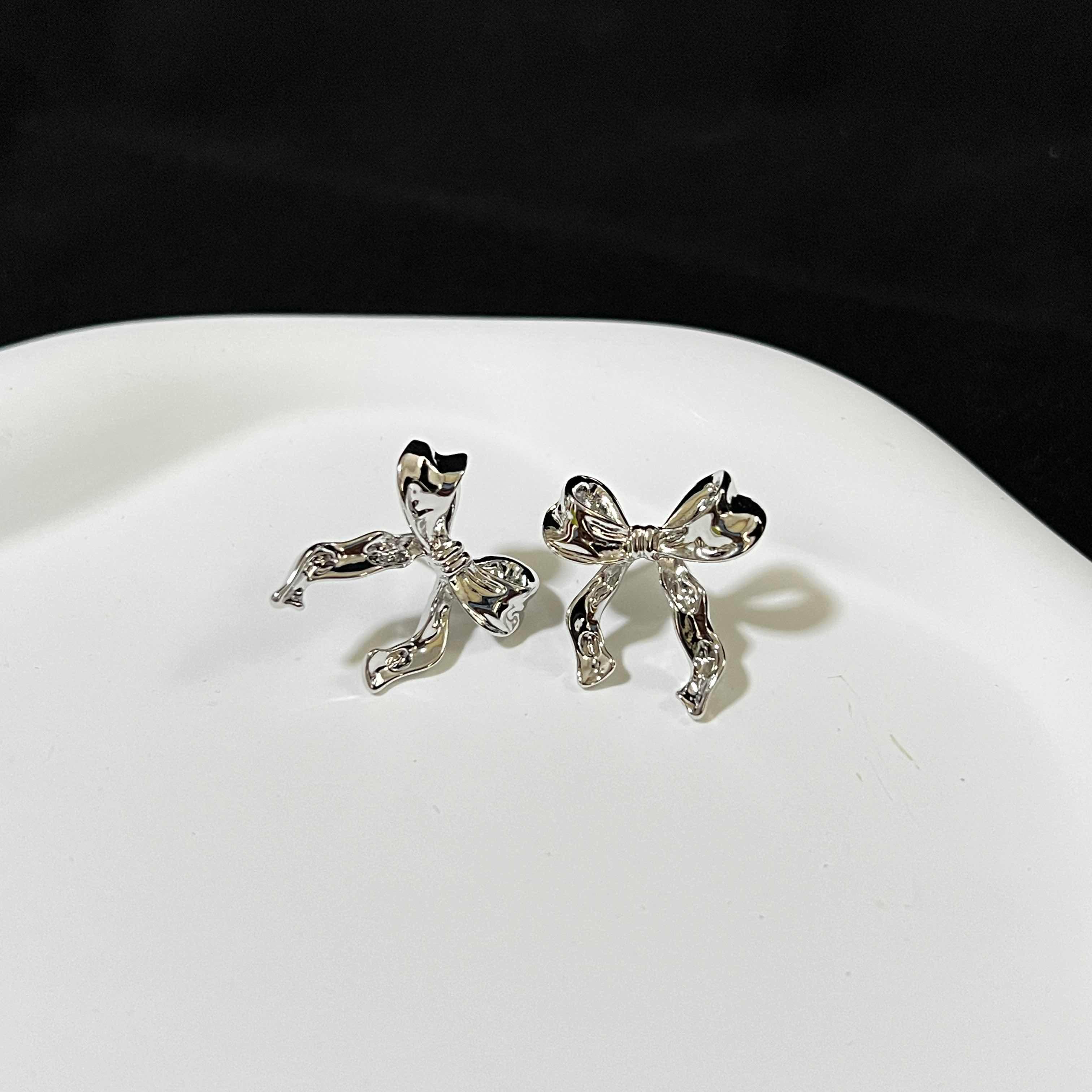 Bow stud Earring