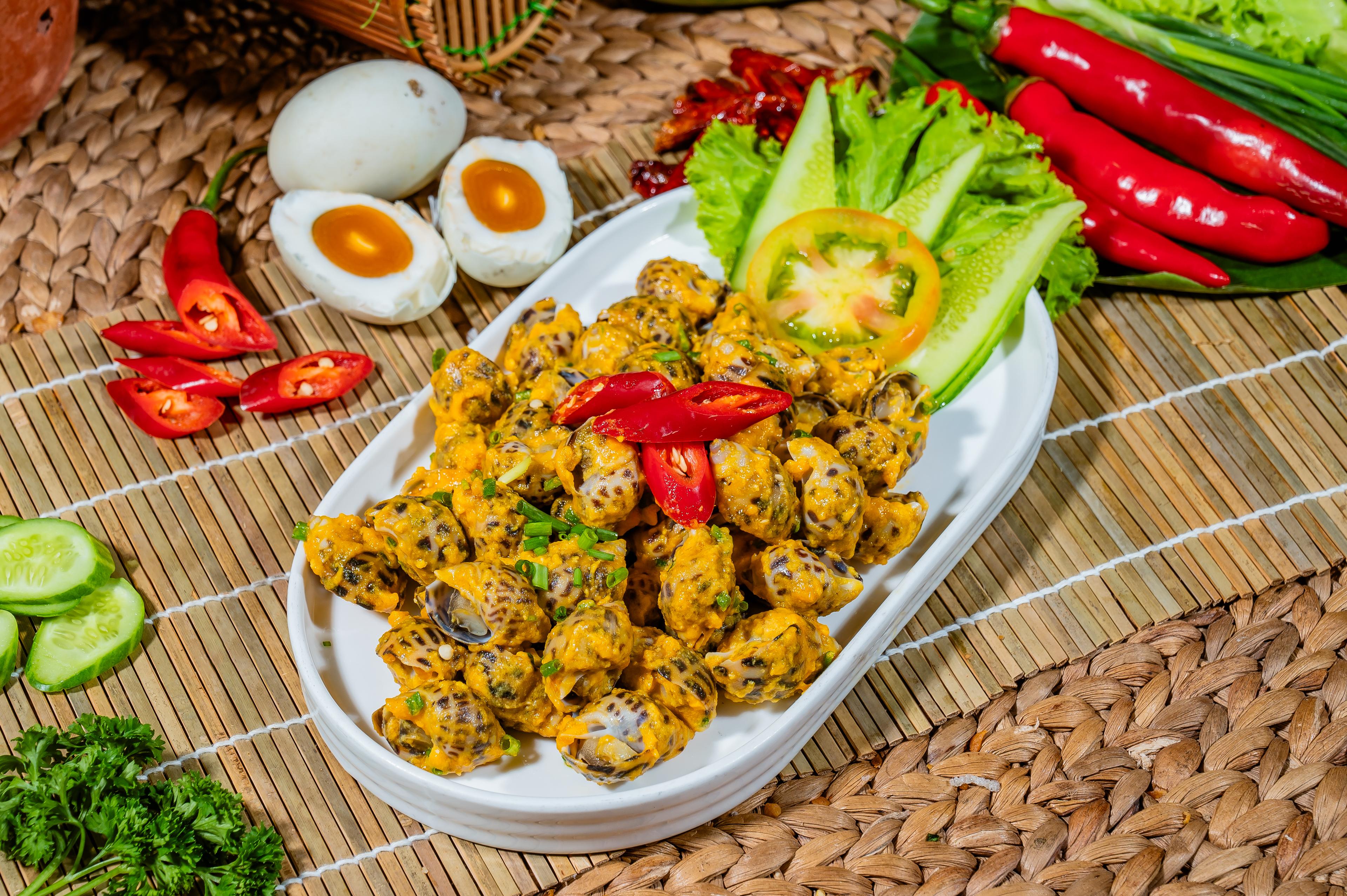 ខ្យងប៉ារ៉ាឆាពងទាប្រៃ Stir fried snails with salty egg 咸蛋炒田螺