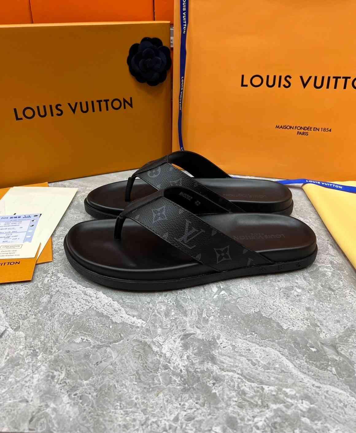 ស្បែកជើង LV