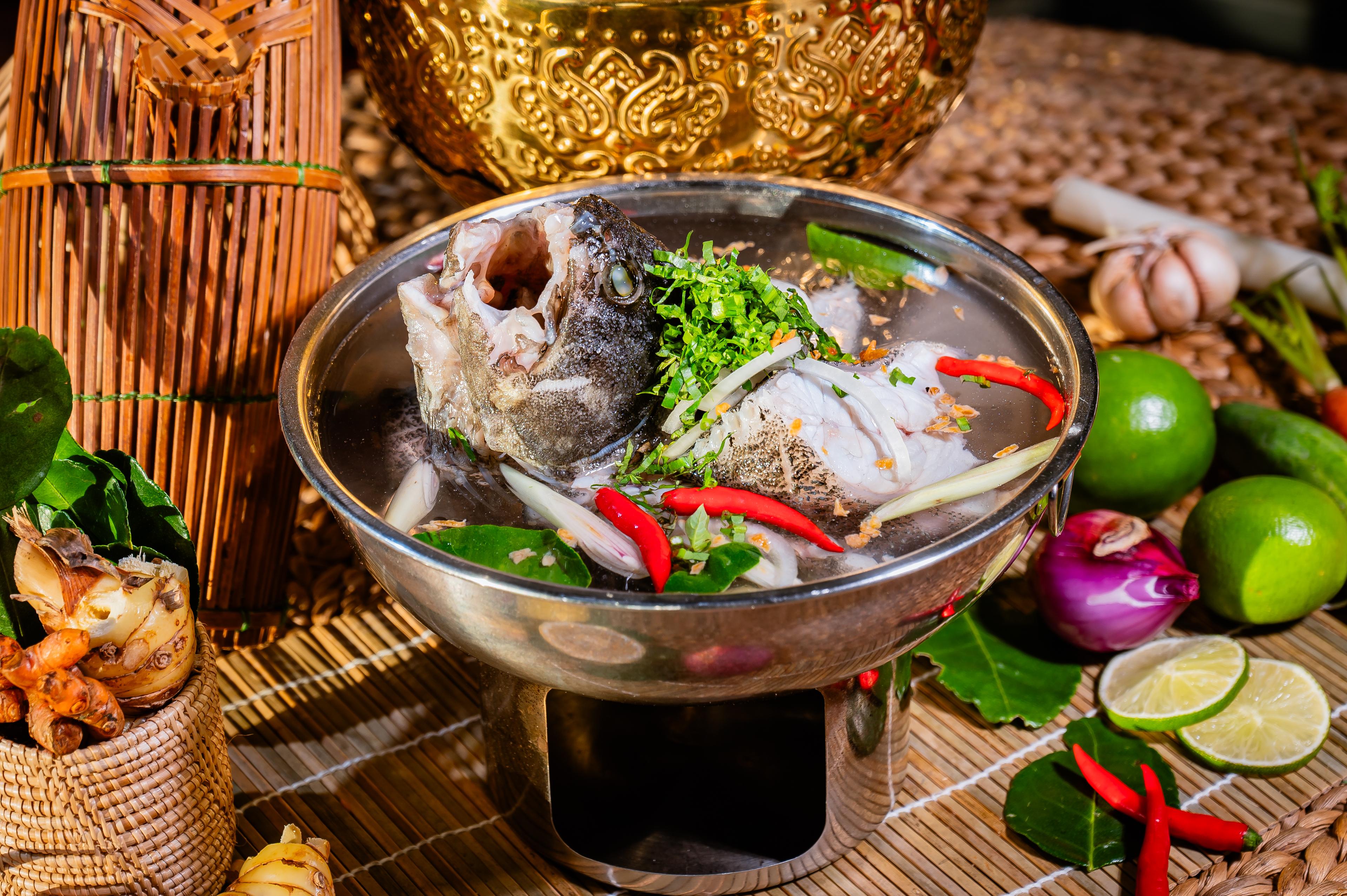 ស្ងោរជ្រក់ត្រីតុកែ Grouper sour soup 石斑鱼酸汤