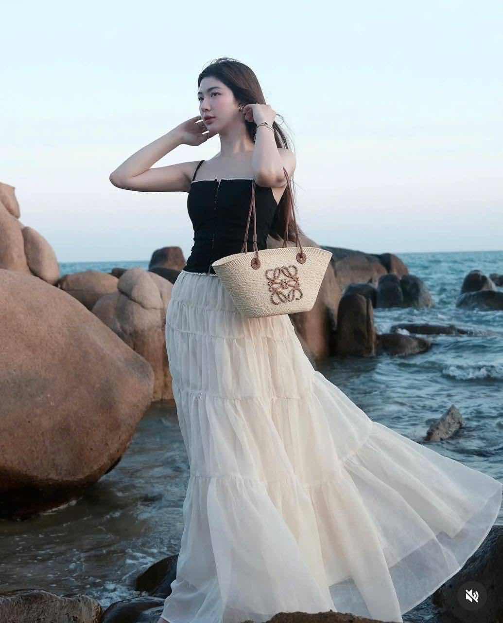 ឈុតសំពត់វែងអាវខ្មៅ