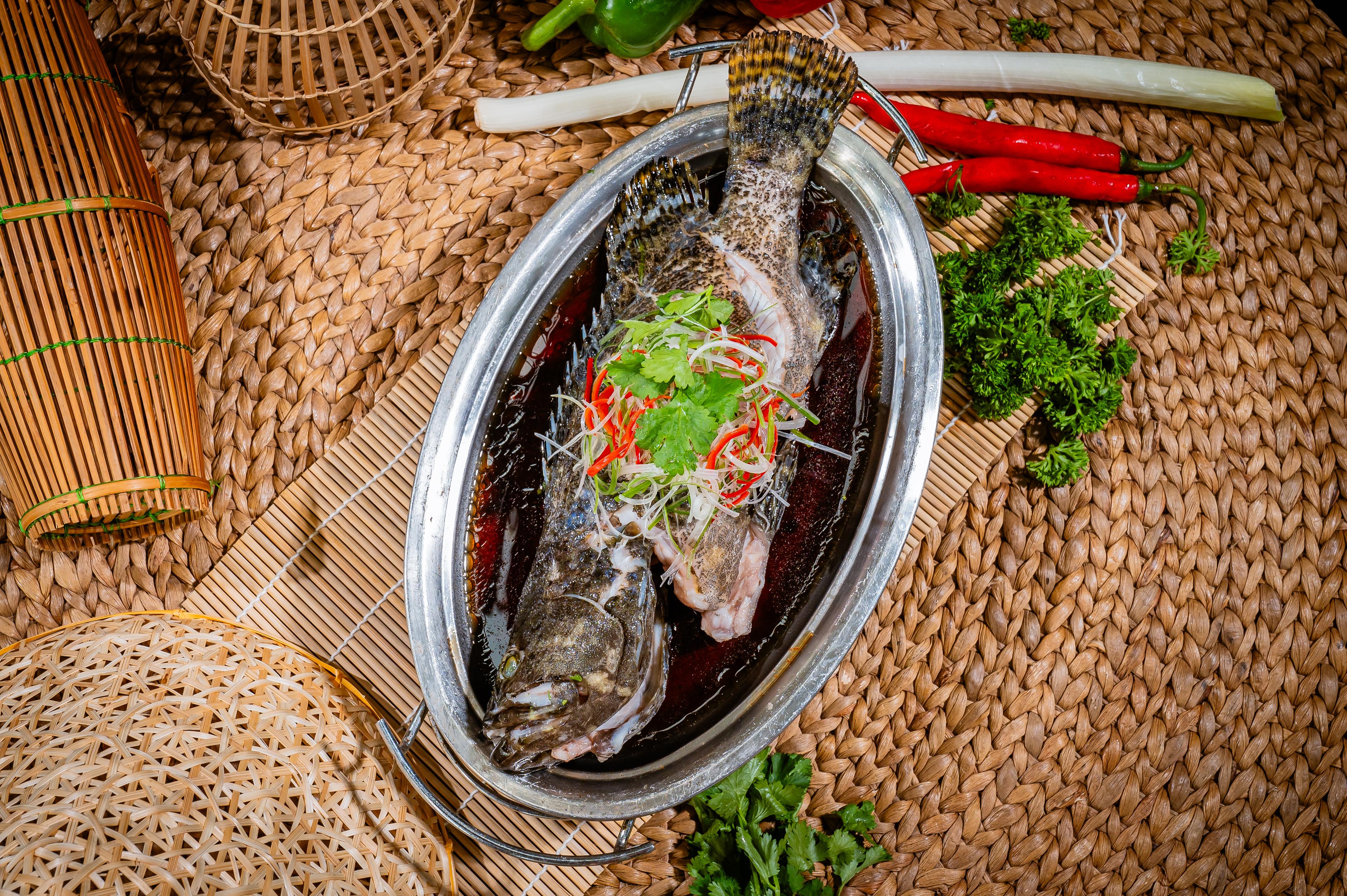 ត្រីតុកែចំហុយទឹកសុីអុីវ Steamed grouper with soy sauce 酱油蒸鱼