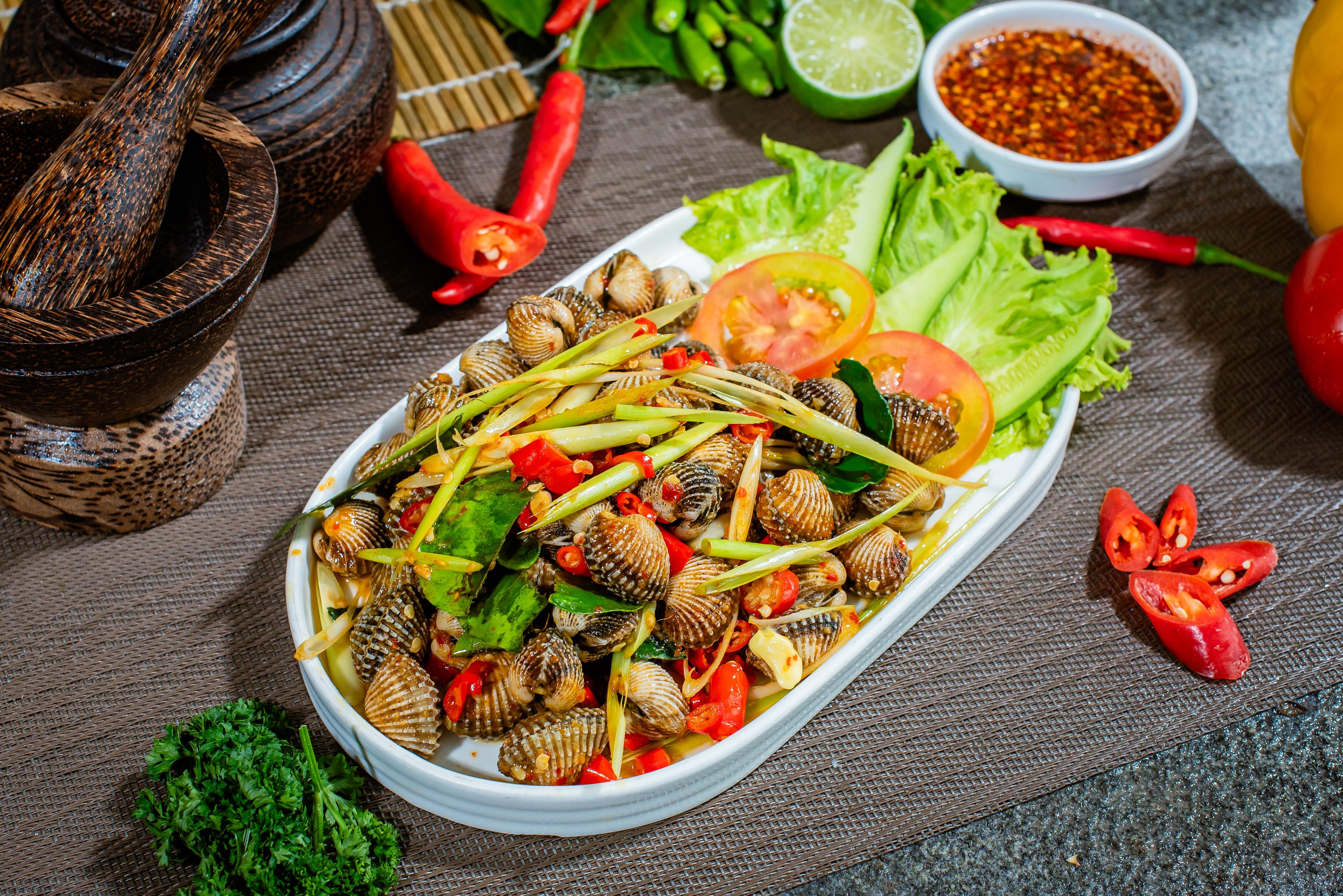 ងាវអប់អំបិលម្ទេស Steamed clam with spicy herb 高棉香料蒸蛤蜊