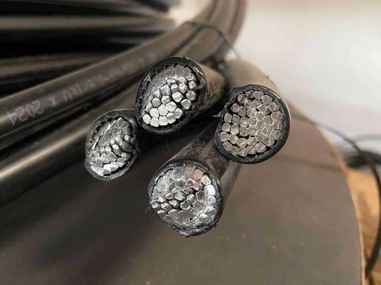 ខ្សែភ្លើងអាលុយមីញ៉ូម 4x240 Sq.mm LS