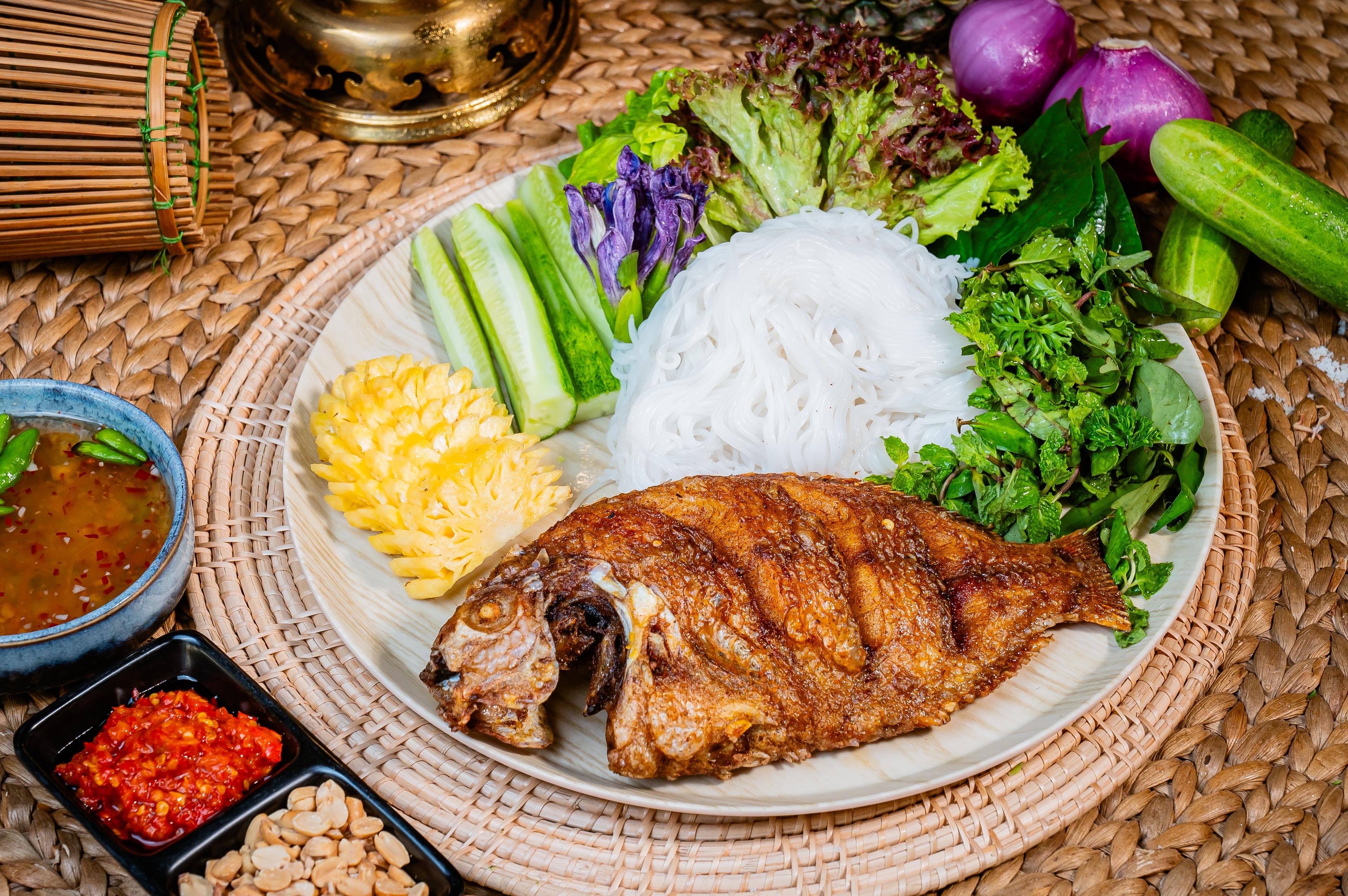 ត្រីក្រហមបំពងទឹកត្រីផ្អែម Deep fried tilapia with sweet & sour sauce  糖醋炸鱼