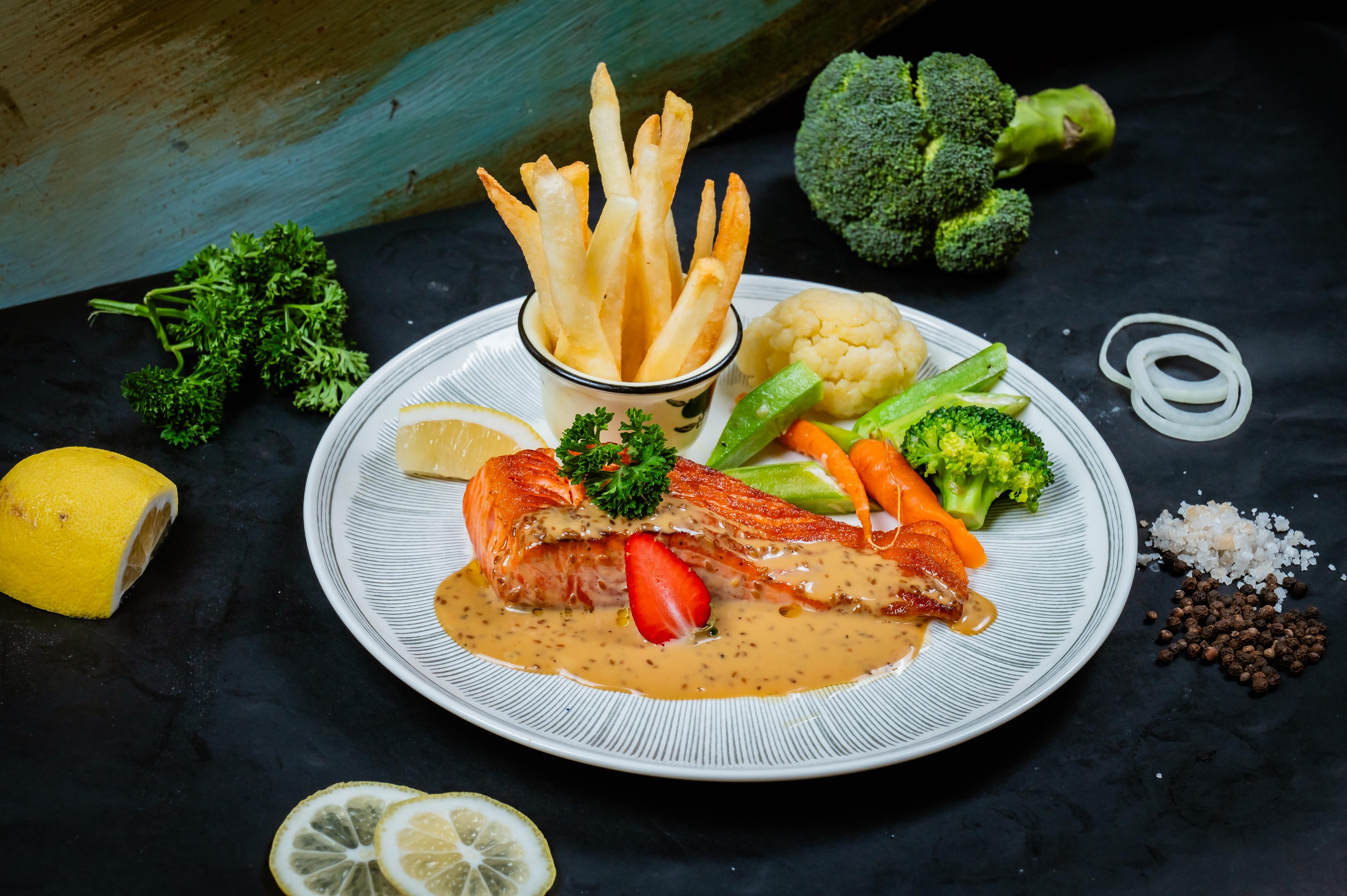 ស្ទេកត្រីសាលម៉ុន Salmon steak 鲑鱼排