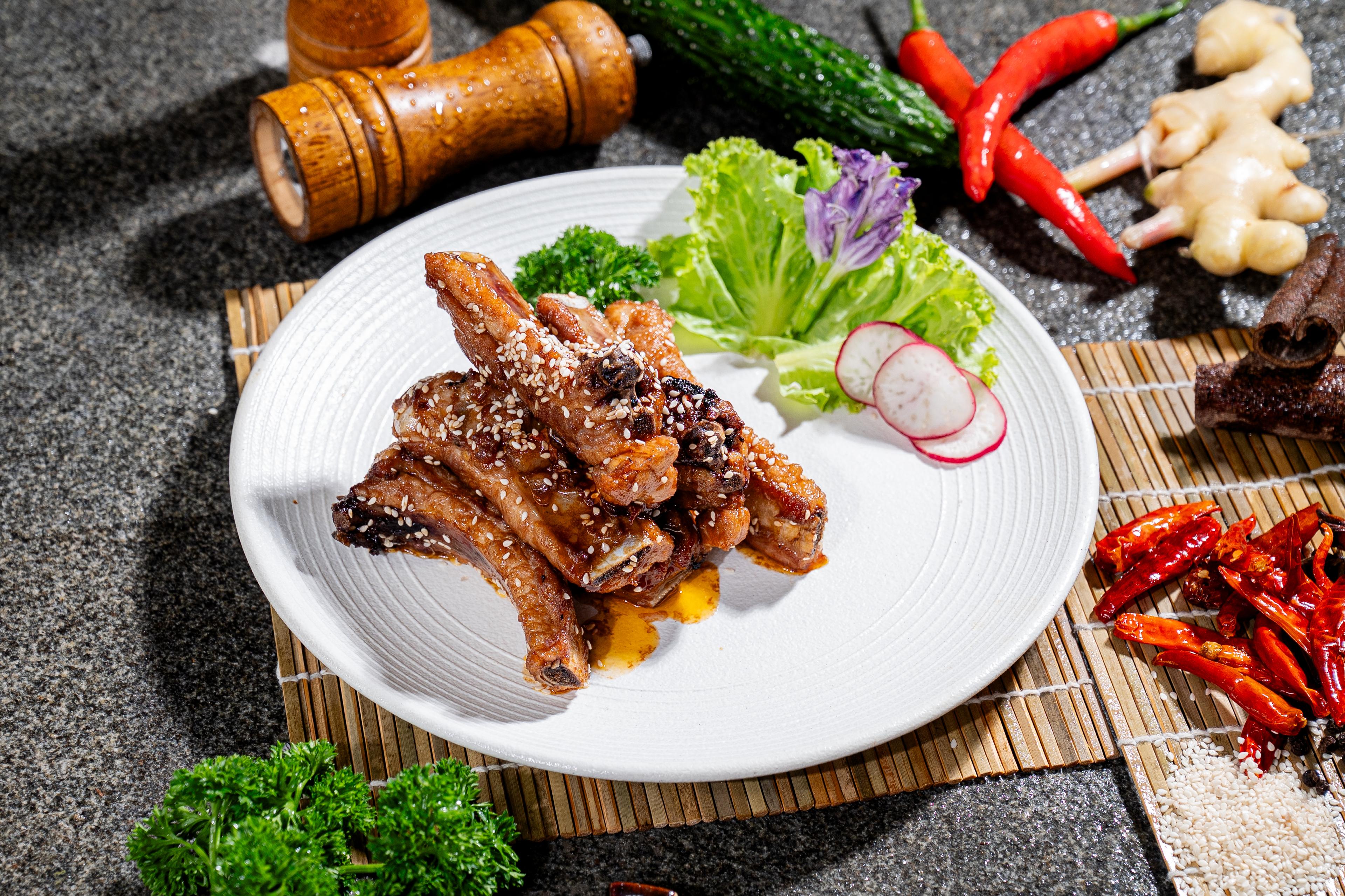 ឆ្អឹងជំនីជ្រូកឆាស្រាក្រហម Stir fried pork ribs with red wine sauce  红酒汁炒排骨