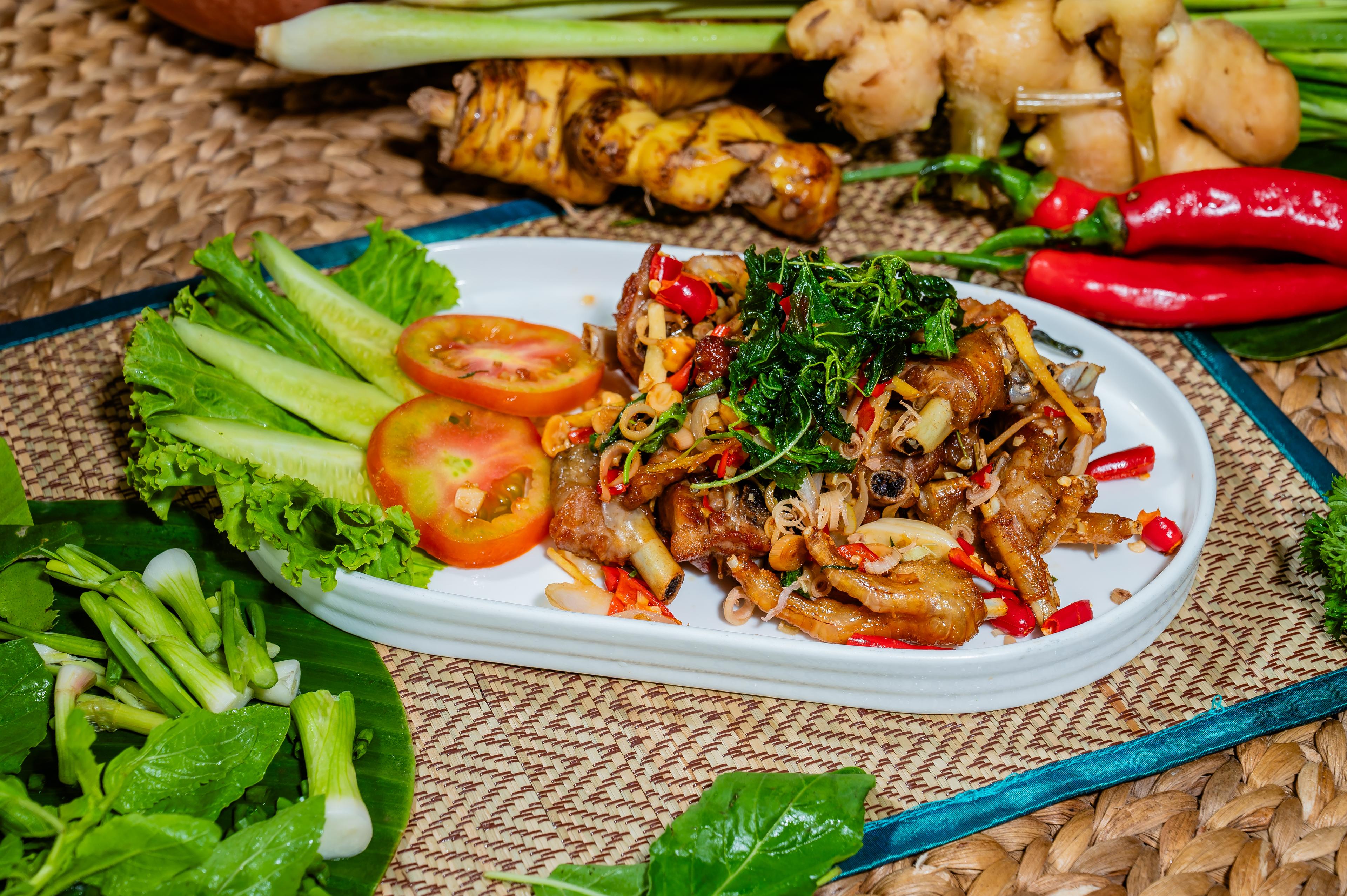 មានឆាក្តៅ Stir fried chicken with  Khmer herbs  炸鸡配 高棉香料