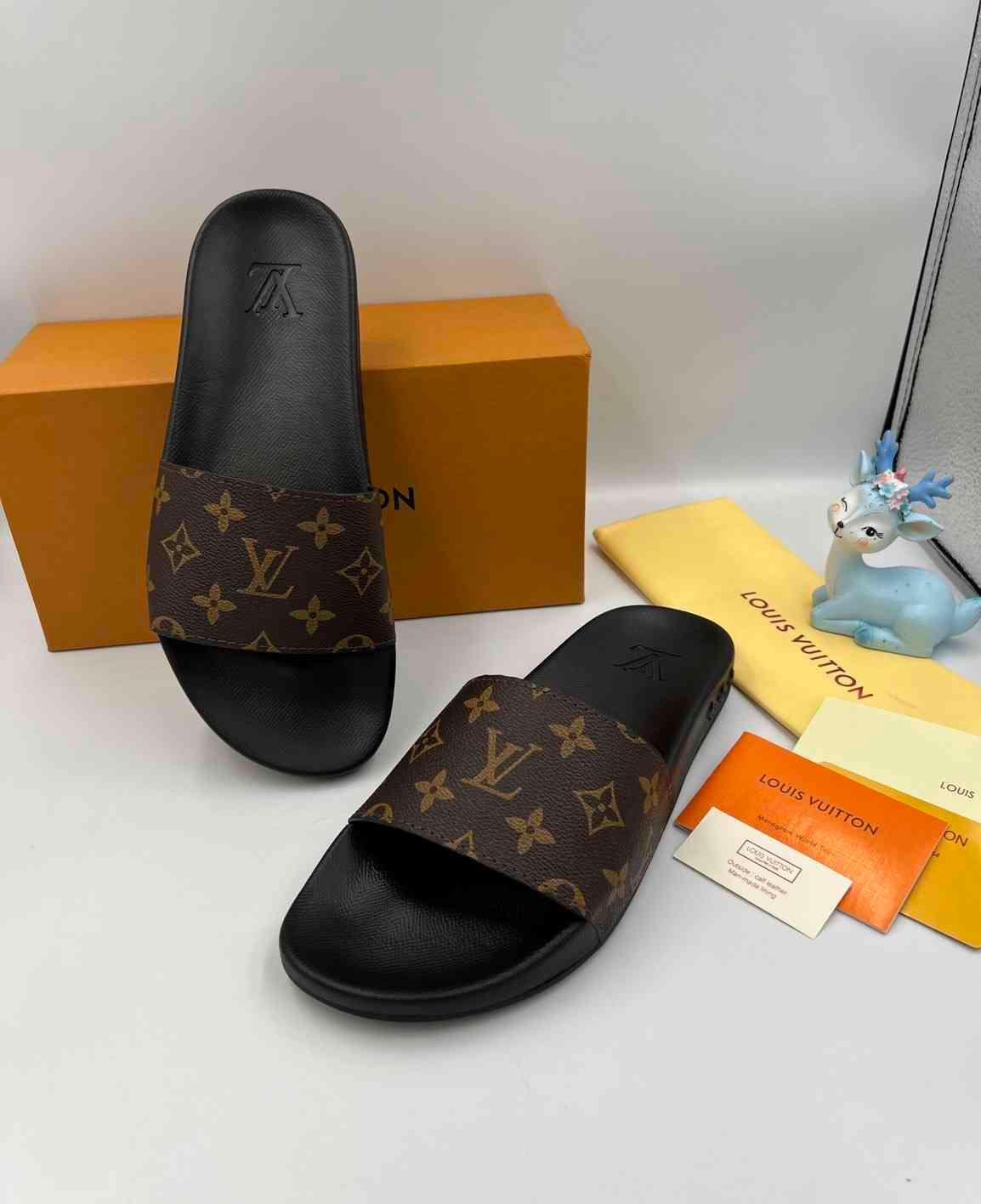 ស្បែកជើង LV
