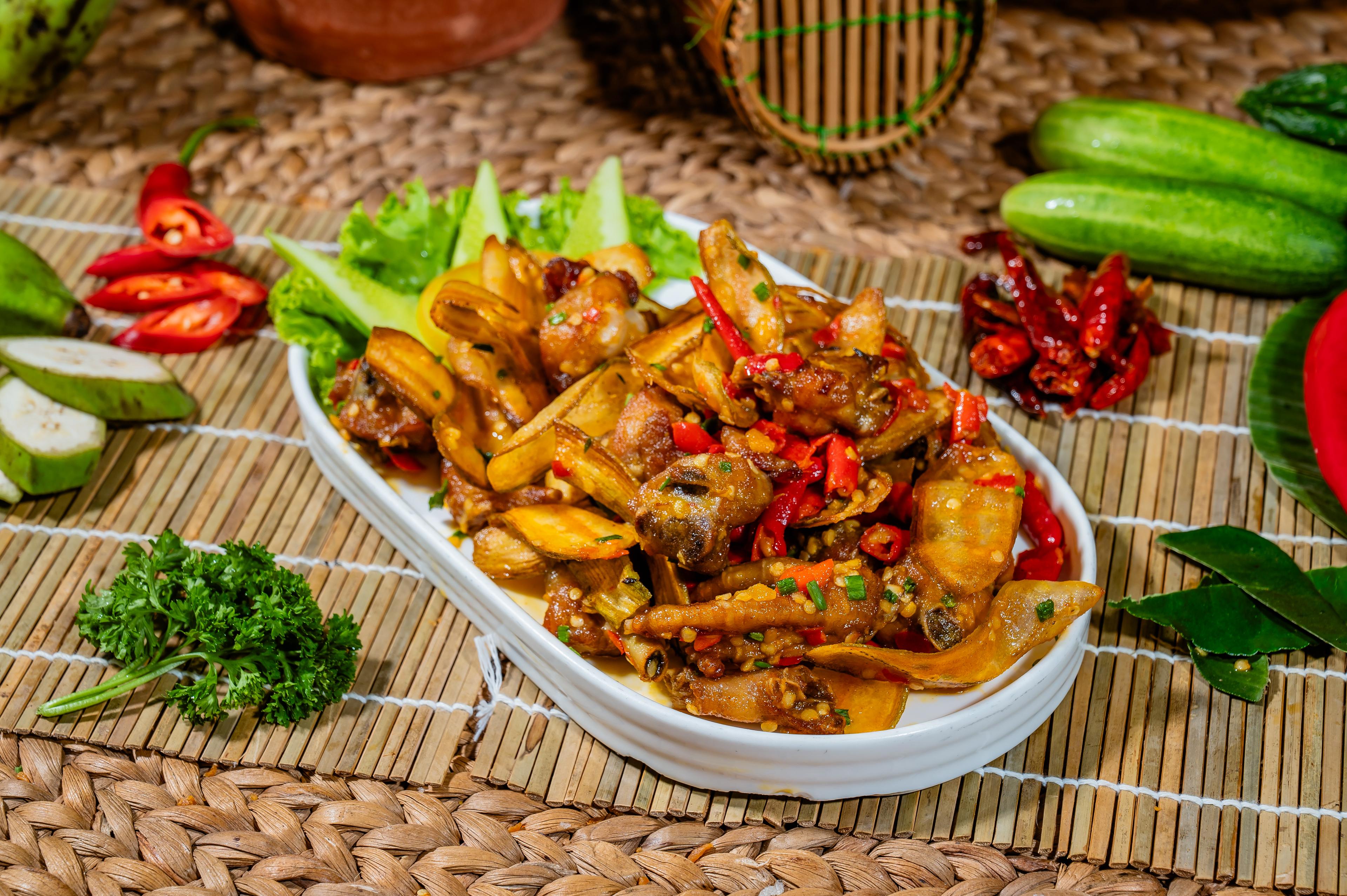 មានលីងចេកខ្ចីអំបិលម្ទេស Stir fried chicken with salty chili 咸辣椒炒鸡