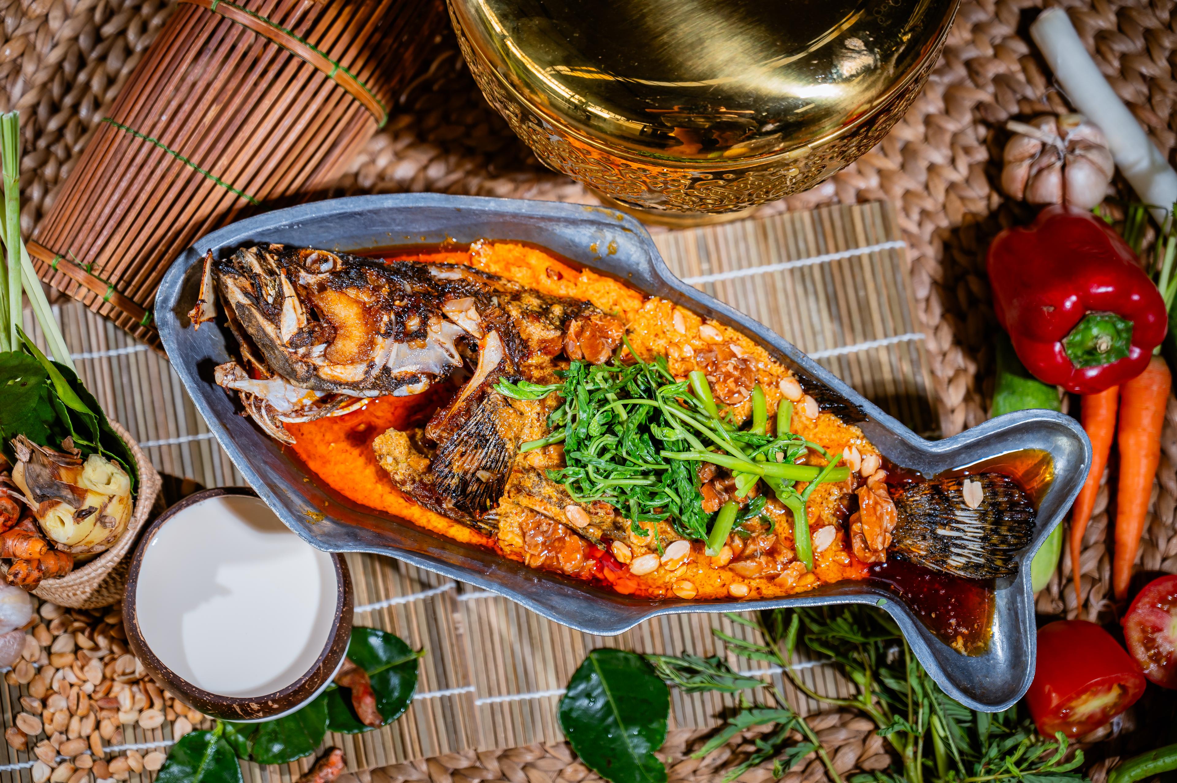 ត្រីតុកែបឹងកញ្ឆែត Grouper with water mimosa in  Khmer traditional sauce  高棉传统鱼