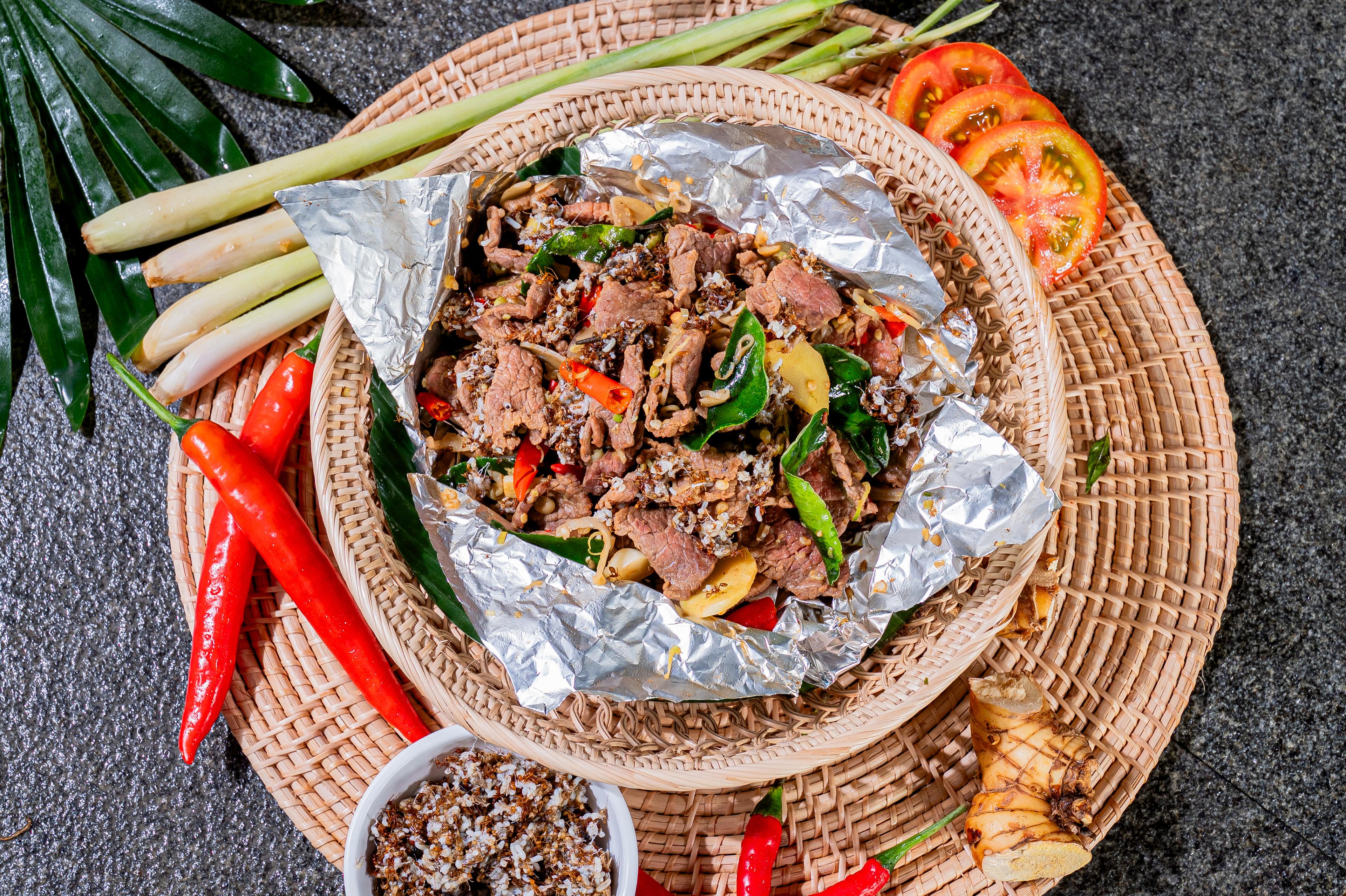សាច់គោអប់អង្ក្រង Steamed beef with  tree ants & herbs 树蚁蒸牛肉