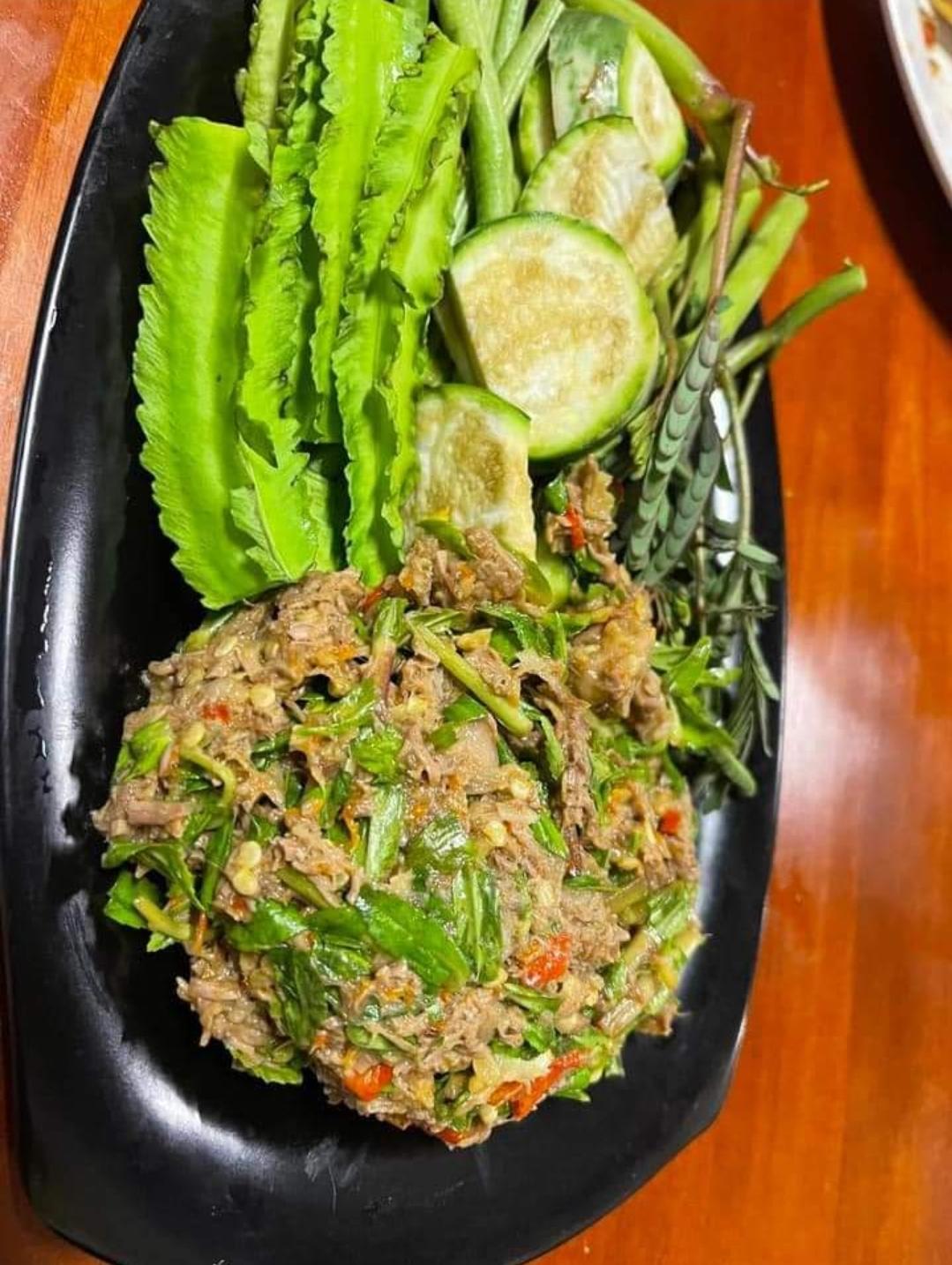 បុកសាច់គោម្អម