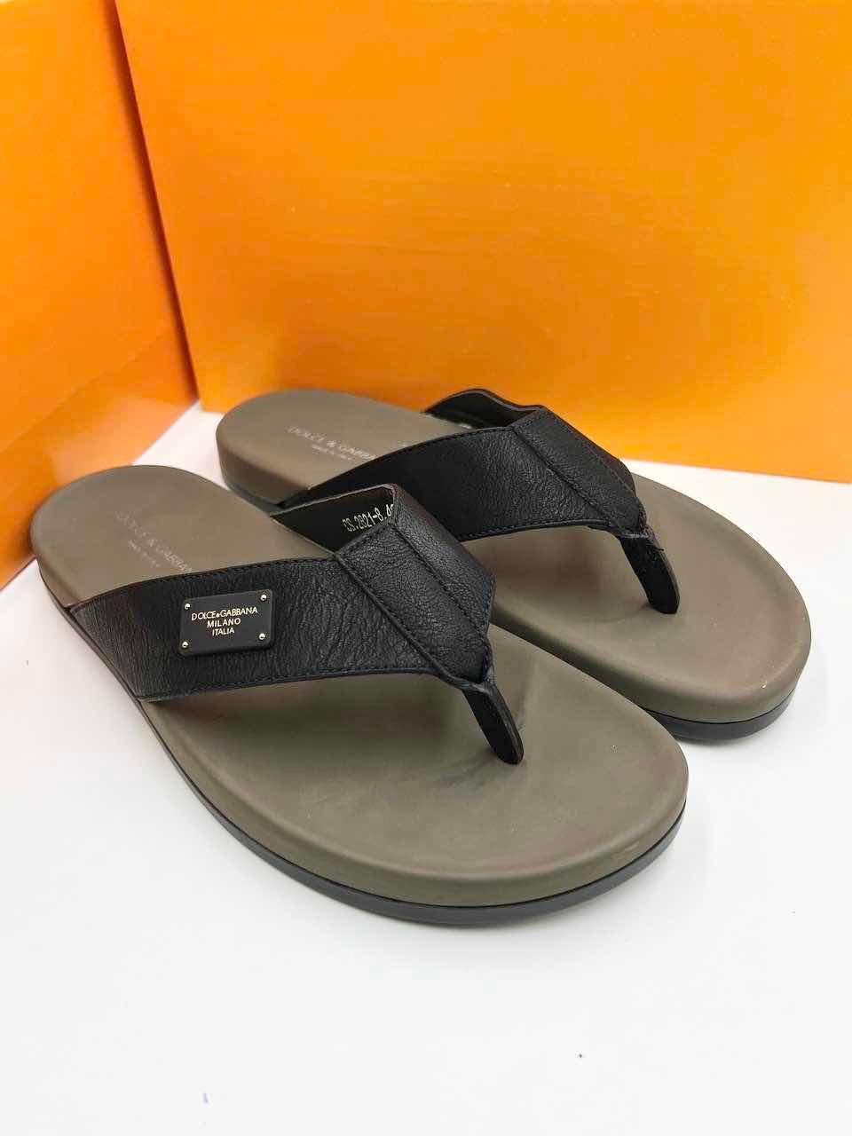 ស្បែកជើងចំពាម D&G