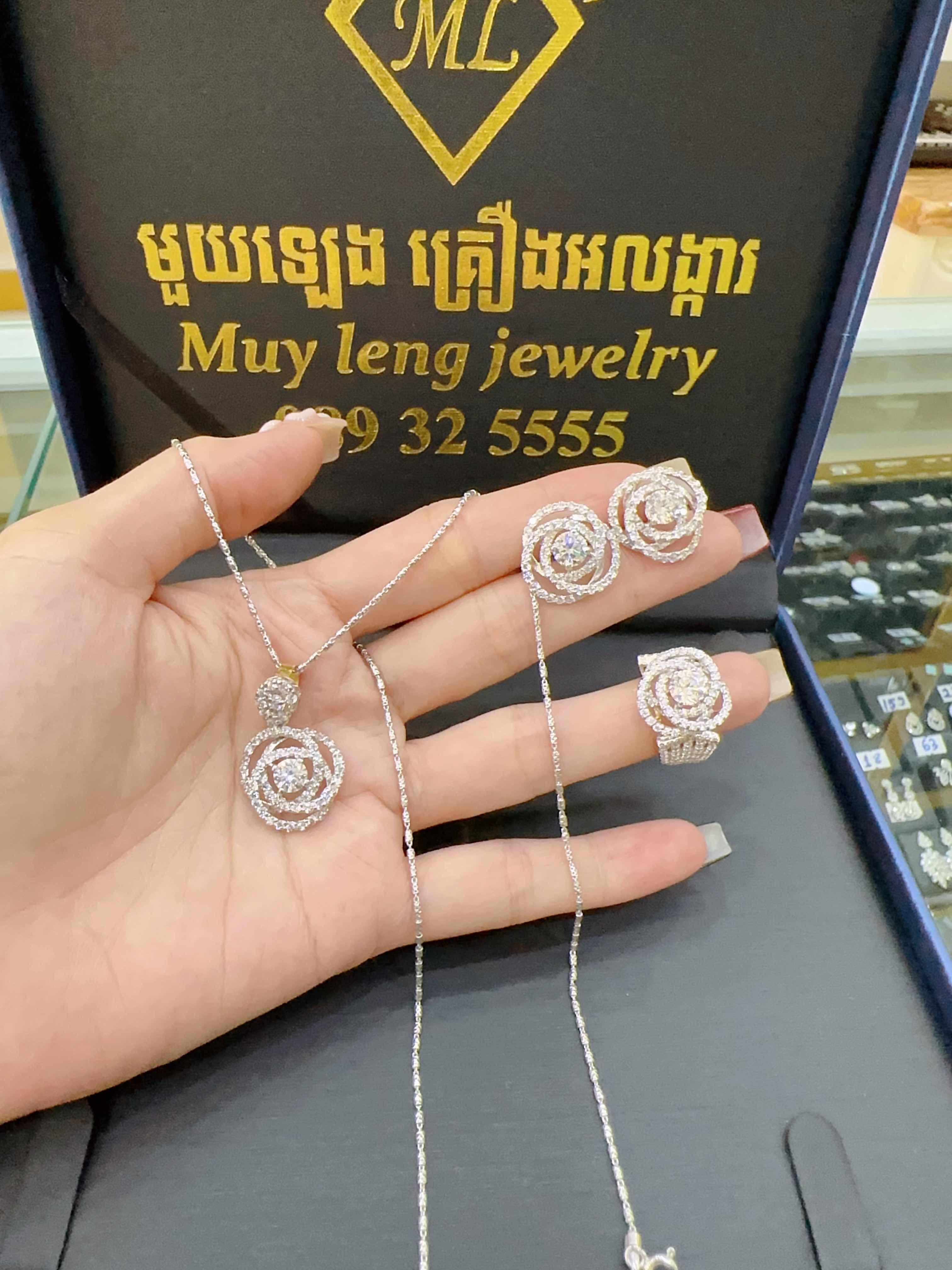 ឈុត