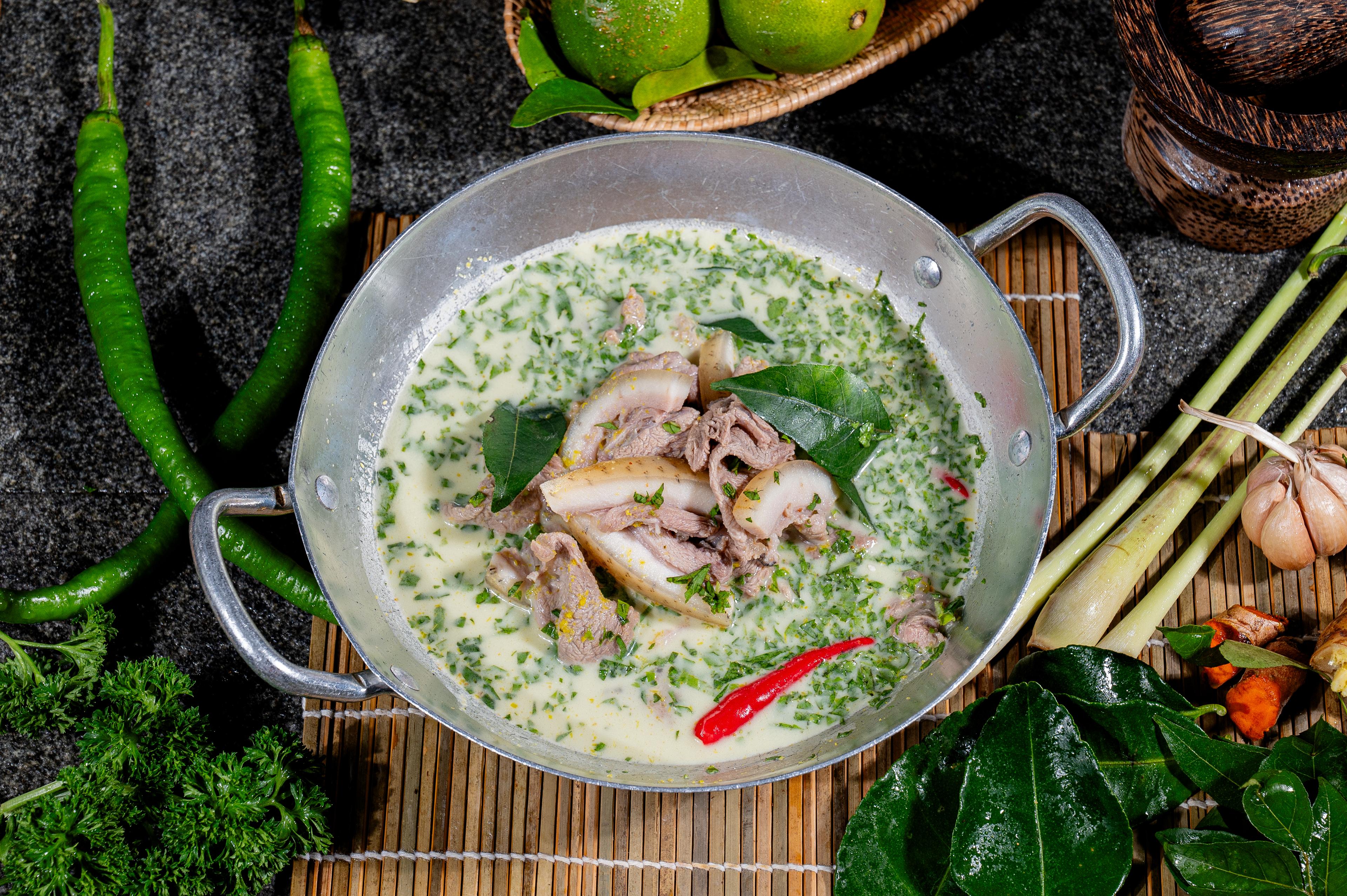 ម្ជូរគ្រឿងជ្រូកព្រៃ Wild Boar with Khmer herbs sour soup 高棉香料野猪汤