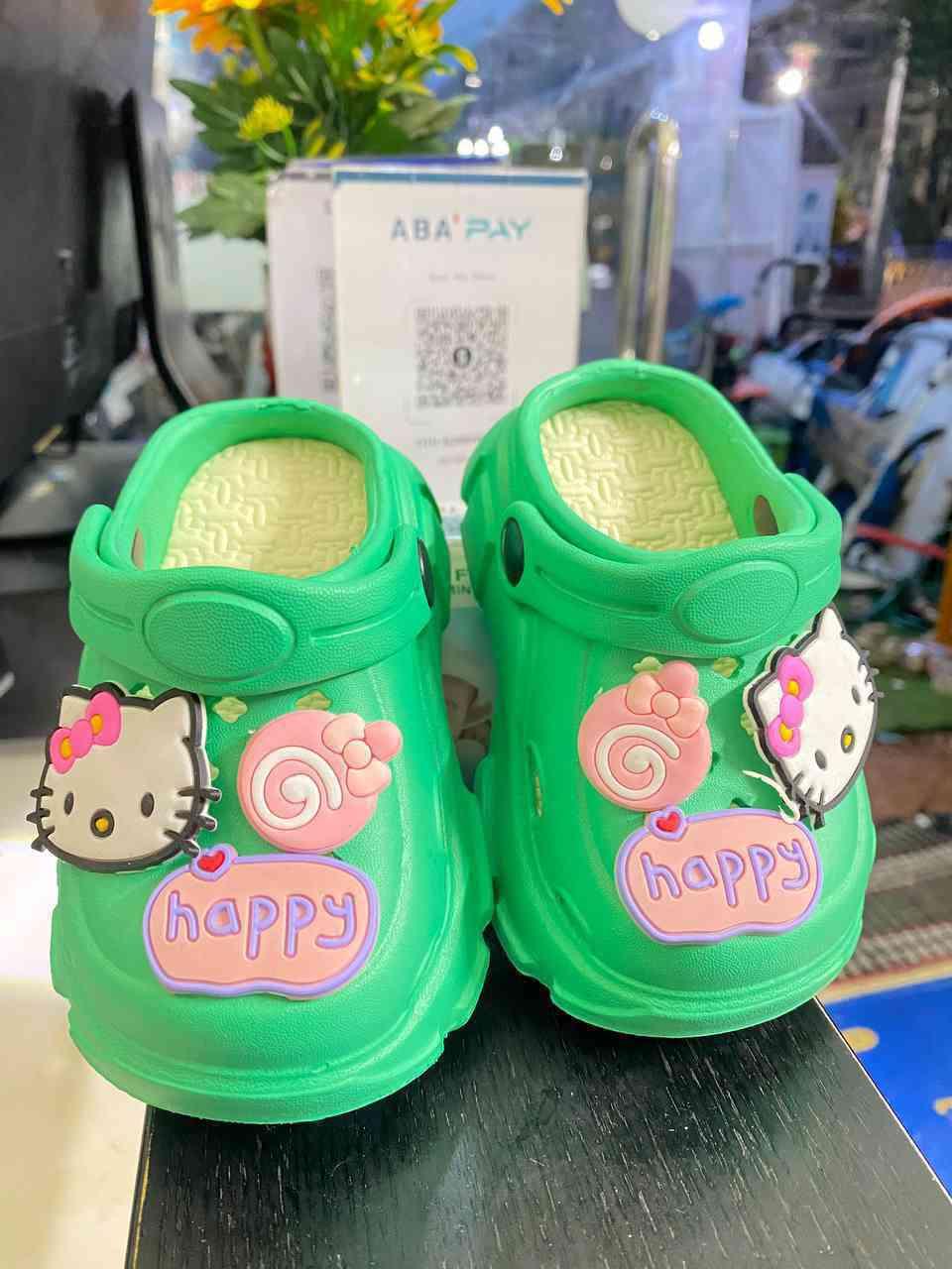 ស្បែកជើងក្មេងម៉ូតថ្មី 