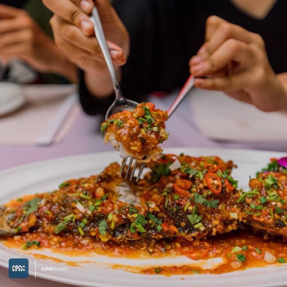 ត្រីស្ពង់ចៀនស្រោចទឹកត្រី Fried Seabass with Homemade Sauce