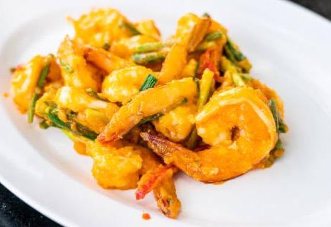 បង្គាឆាអំពិលទុំ ឬឆាពងទាប្រៃ Fried Prawns with Tamarine or Salty Egg