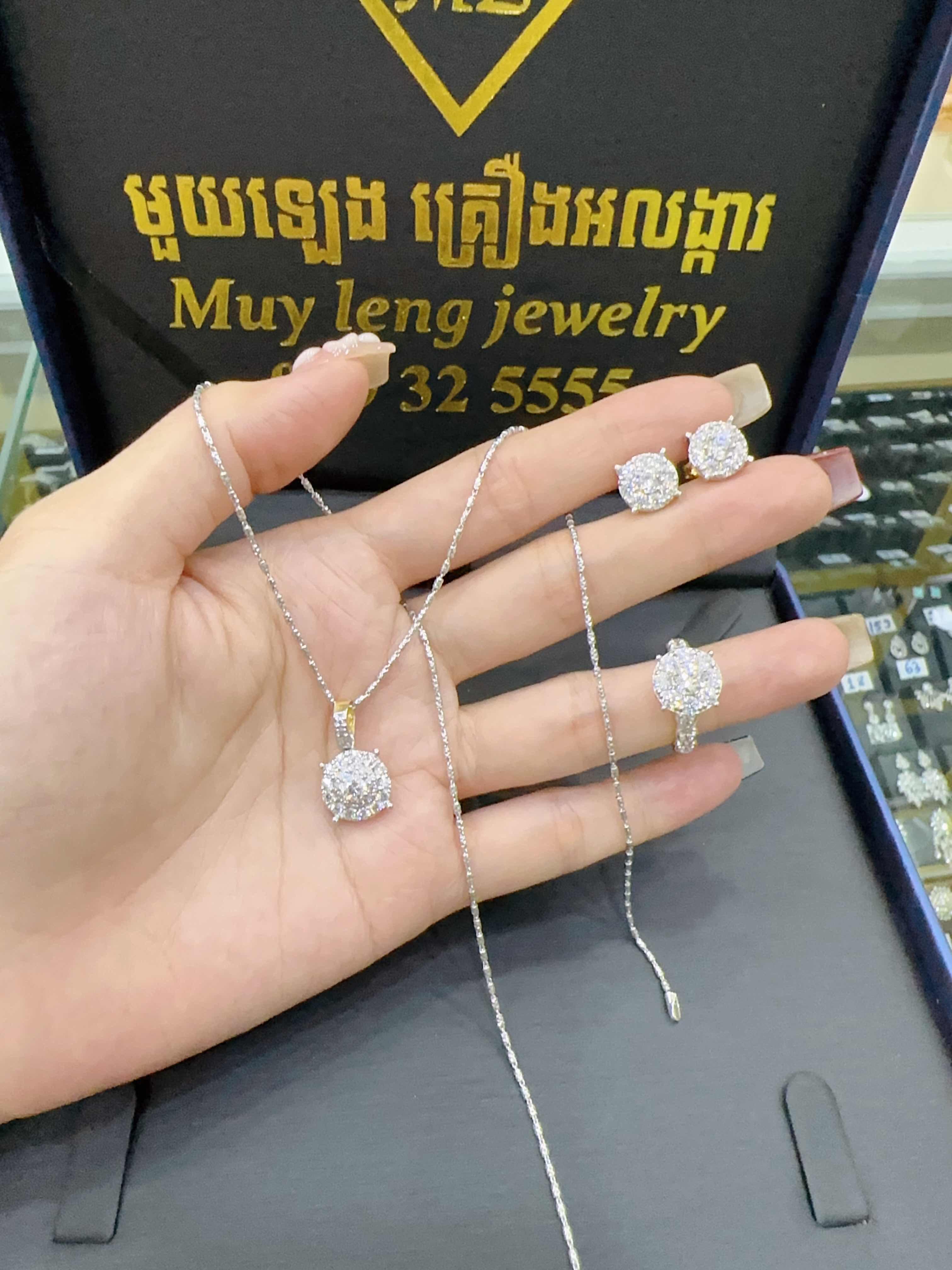ឈុត