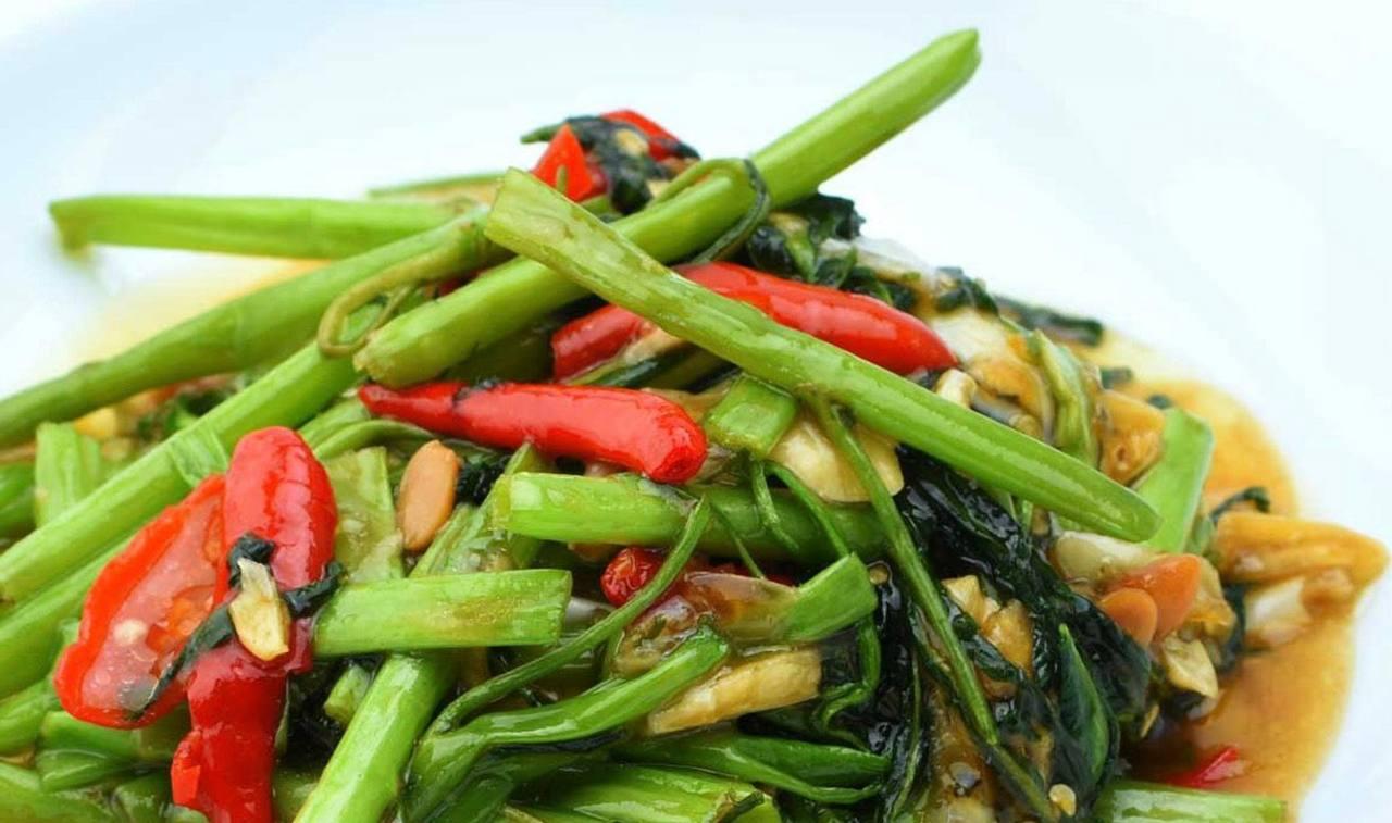 ត្រកួនឆាកំពត Stir-Fried Water Convolvulus with Shrimp Paste