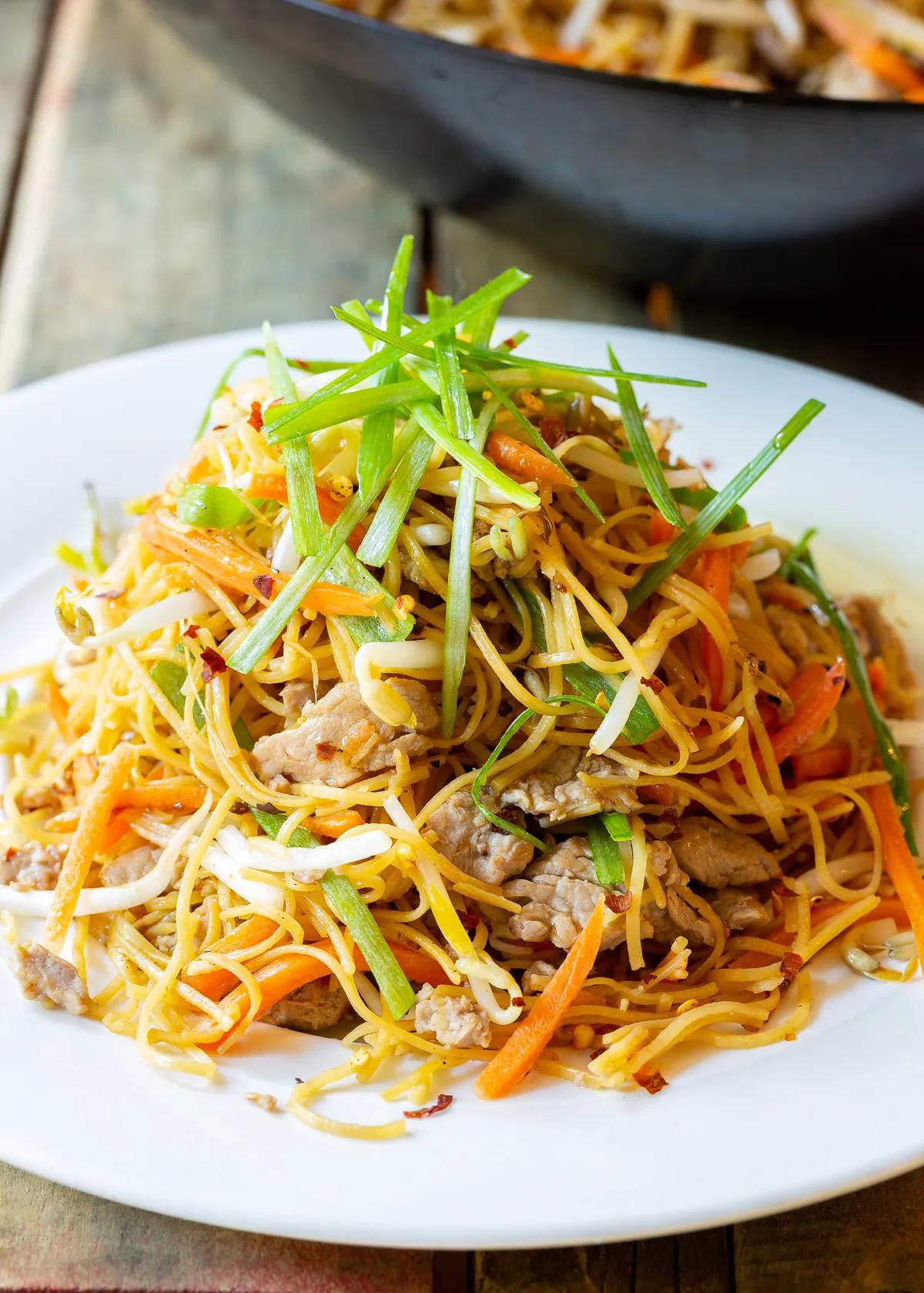 មីឆាសាច់ជ្រូកចិញ្ច្រាំ