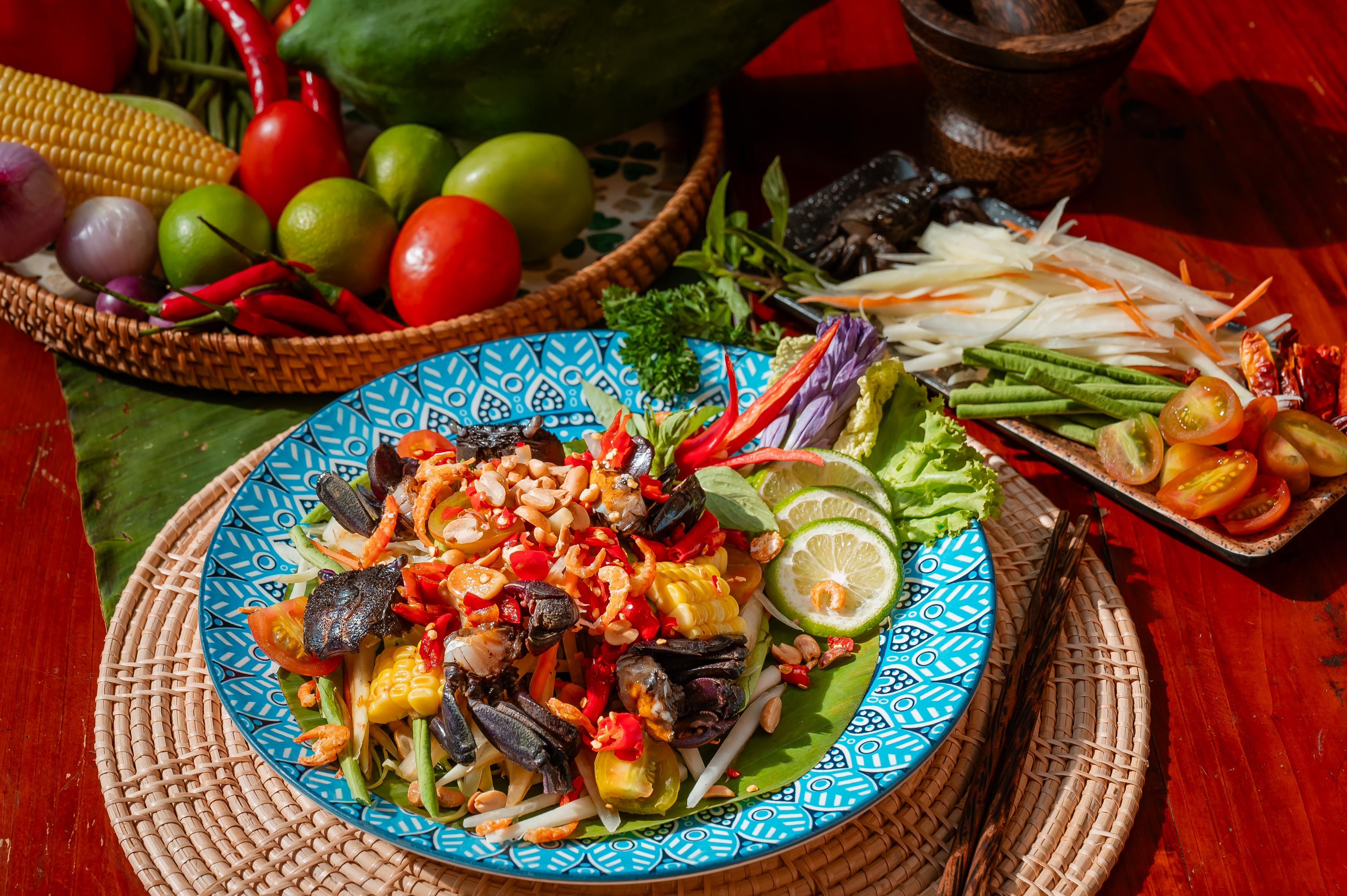 បុកល្ហុងក្តាមប្រៃ Papaya salad with salty crab 咸蟹木瓜