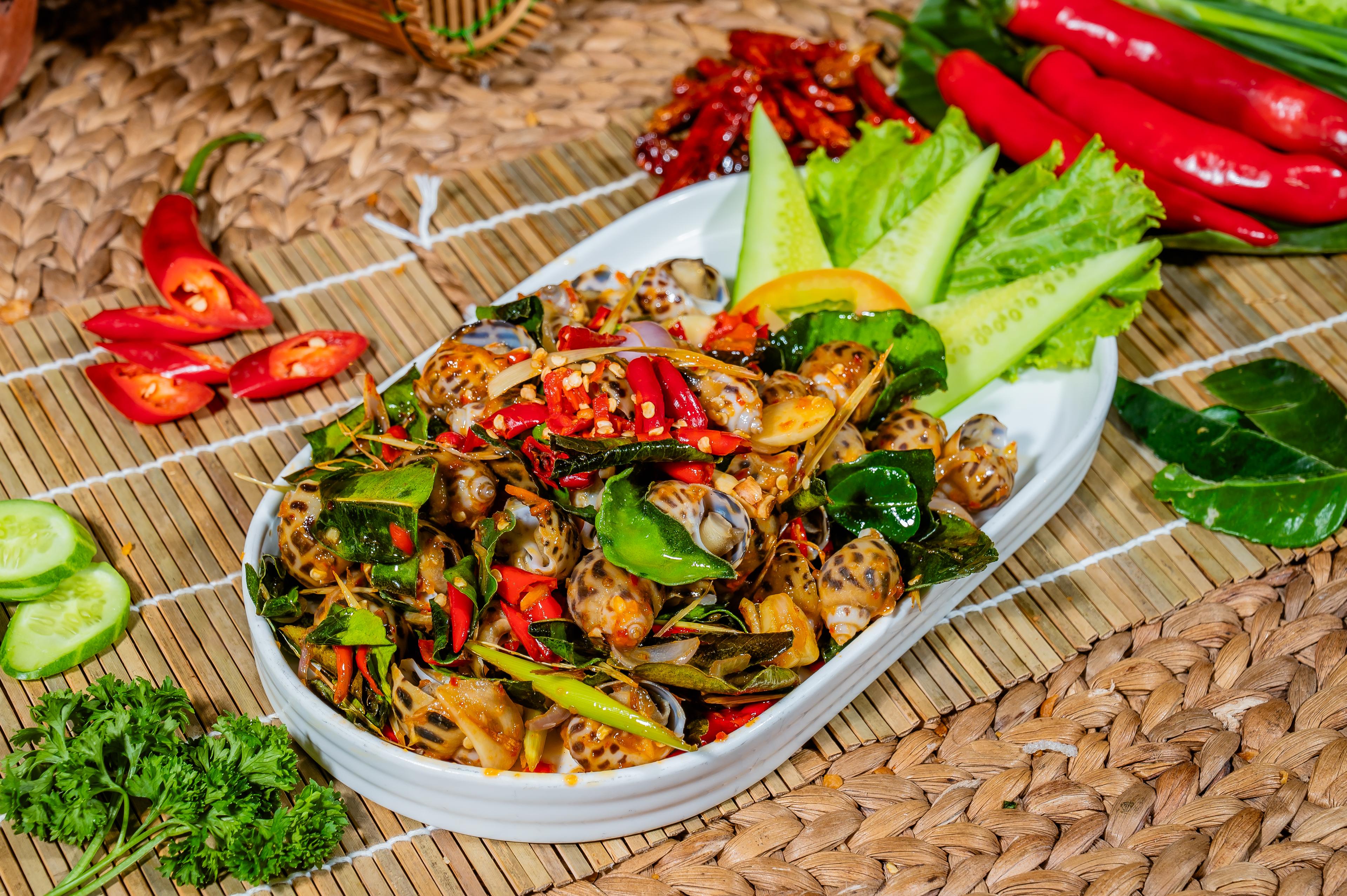 ខ្យងប៉ារ៉ាអប់អំបិលម្ទេស Steamed snails with spicy Khmer herbs 香辣高棉香料蒸蜗牛