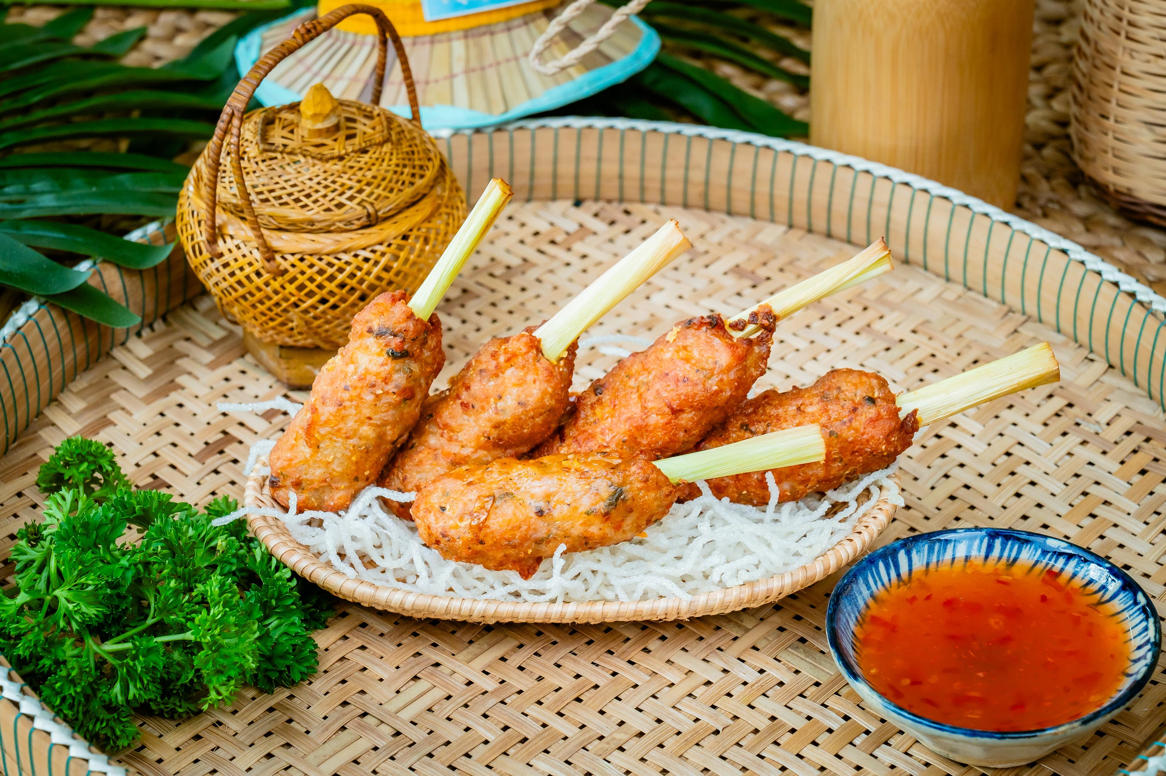ប្រហិតត្រីរុំគល់ស្លឹកគ្រៃ  Fried fish meatballs with lemongrass 柠檬草叶