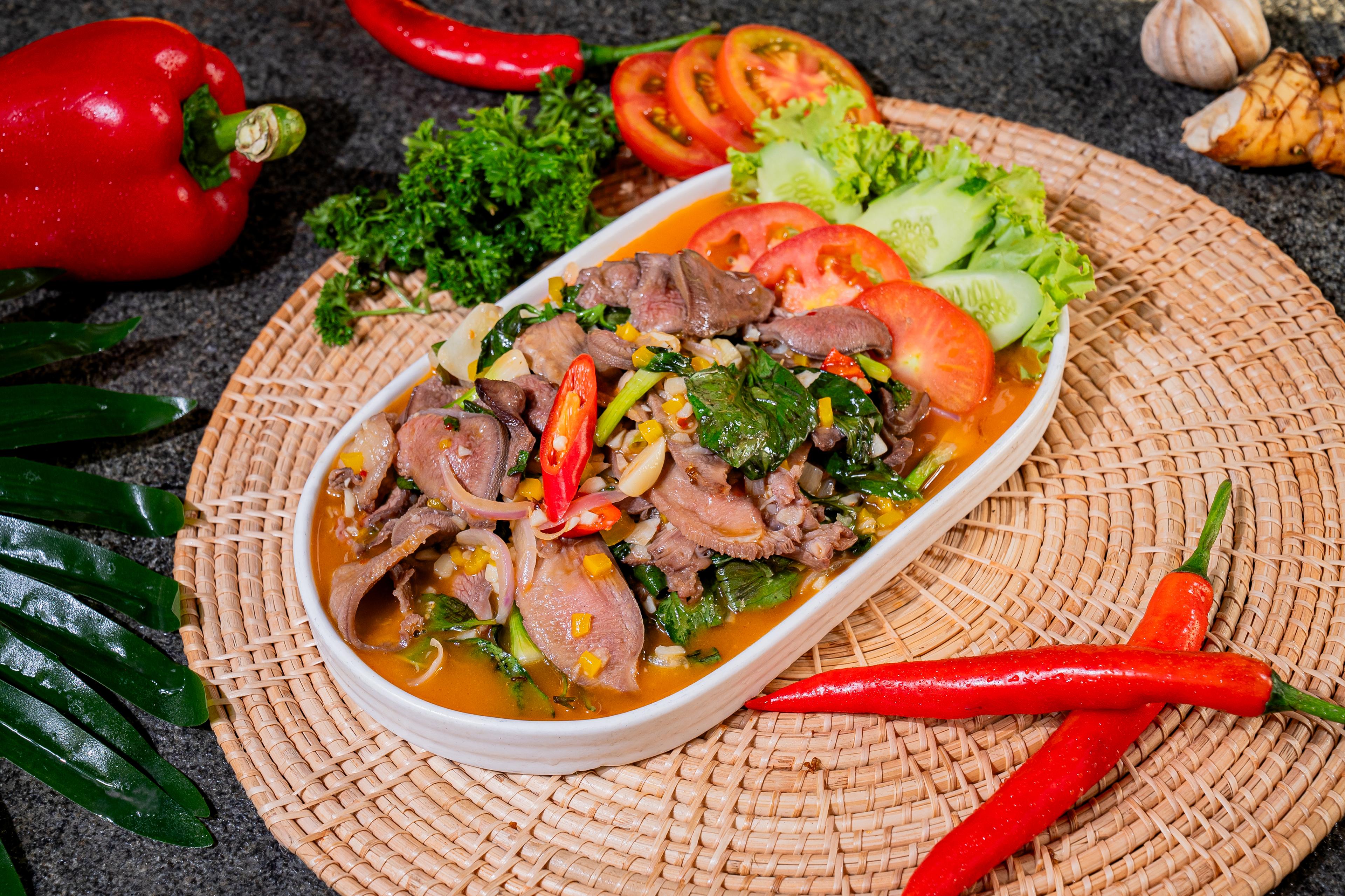 អណ្តាតគោឆាបីរសជាតិ Stir fried beef tongues with 3kind of sauce  三酱煎牛舌