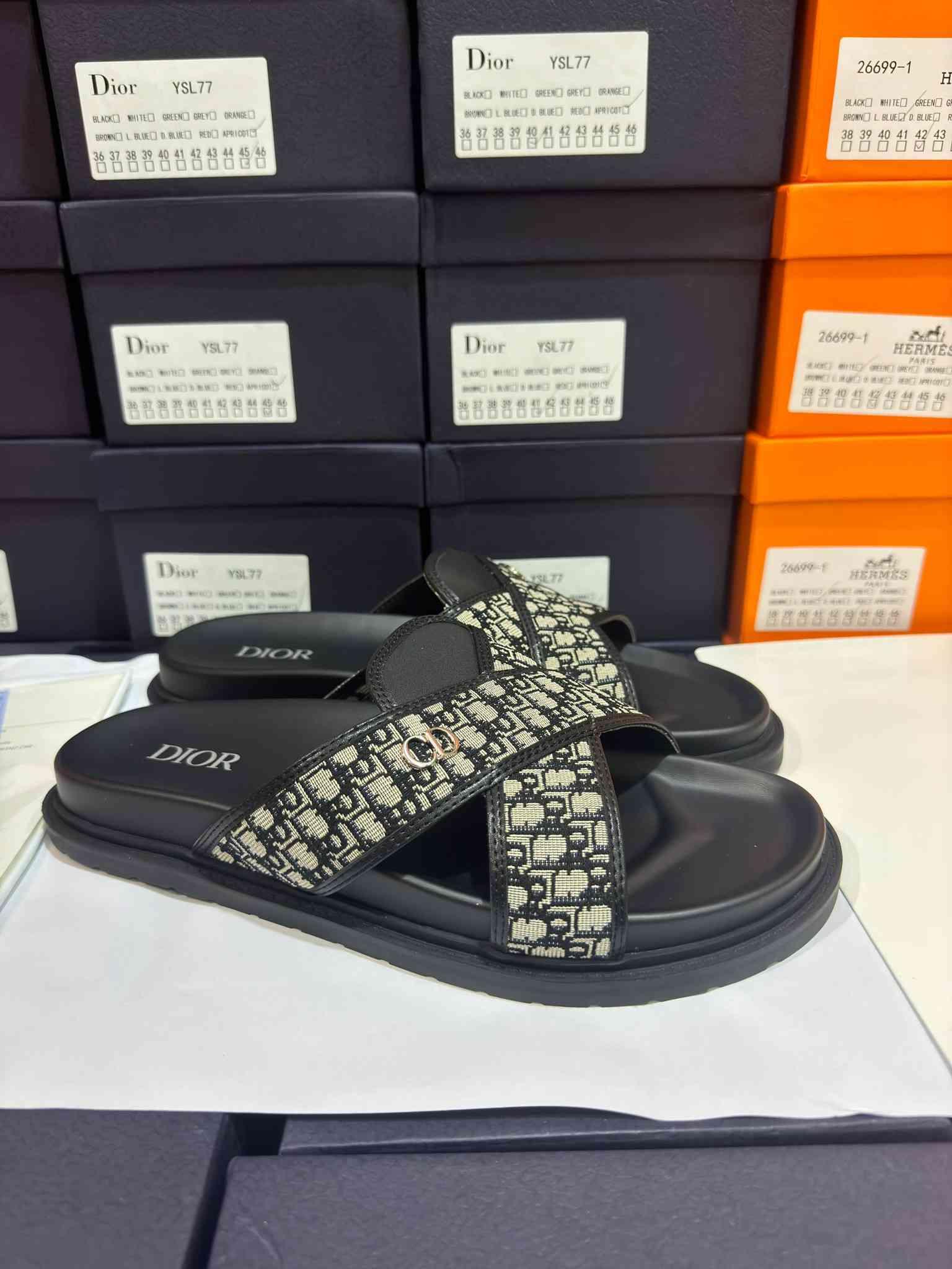ស្បែកជើង Dior 