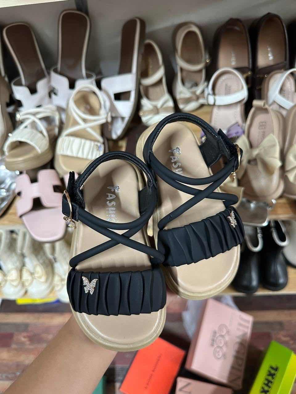ស្បែកជើងក្មេងម៉ូតថ្មី 