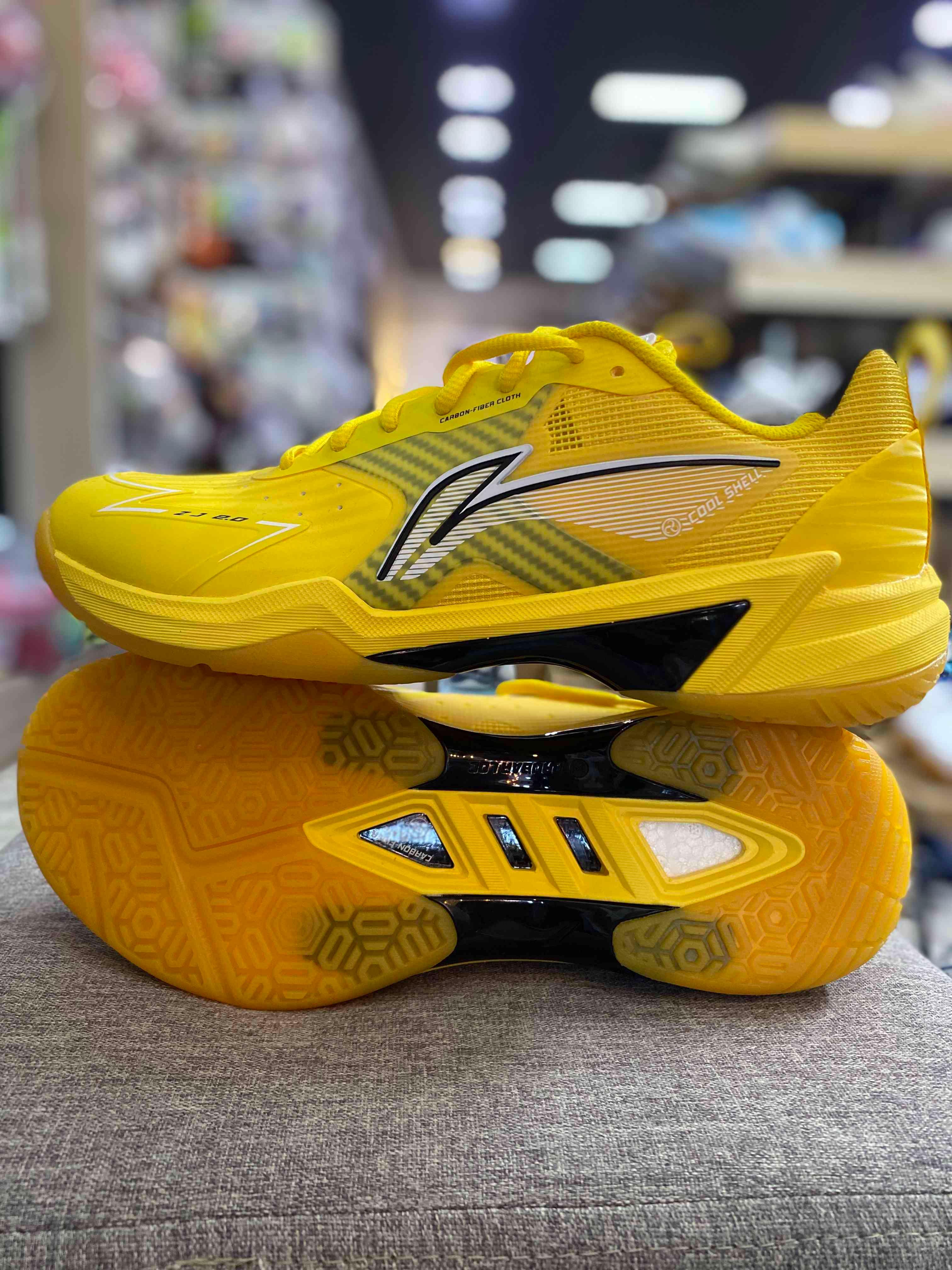 ស្បែកជើង Li-Ning លឿង