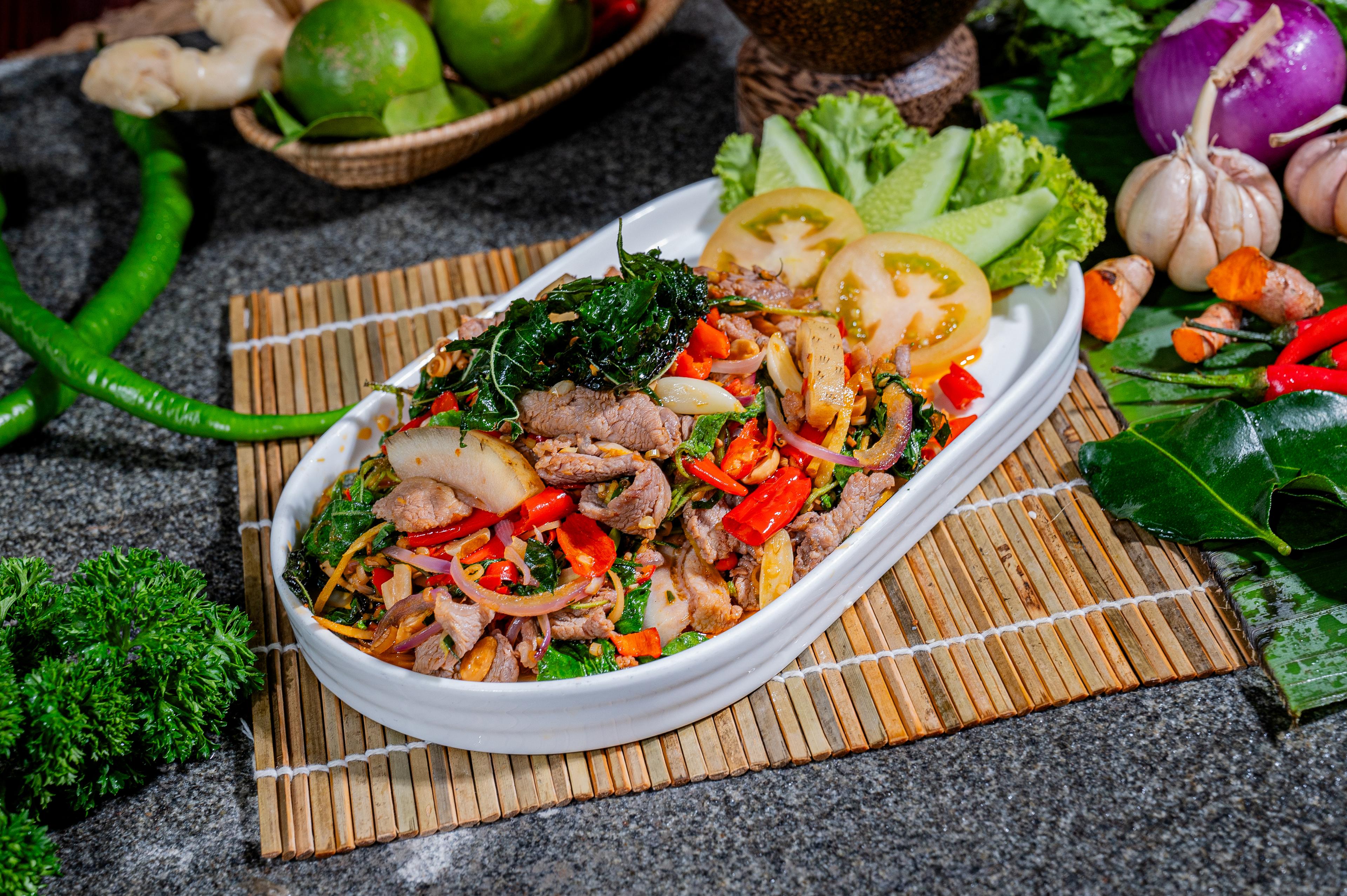 ជ្រូកព្រៃឆាក្តៅ Stir fried wild boar with  Khmer herbs  炸野猪 高棉香料
