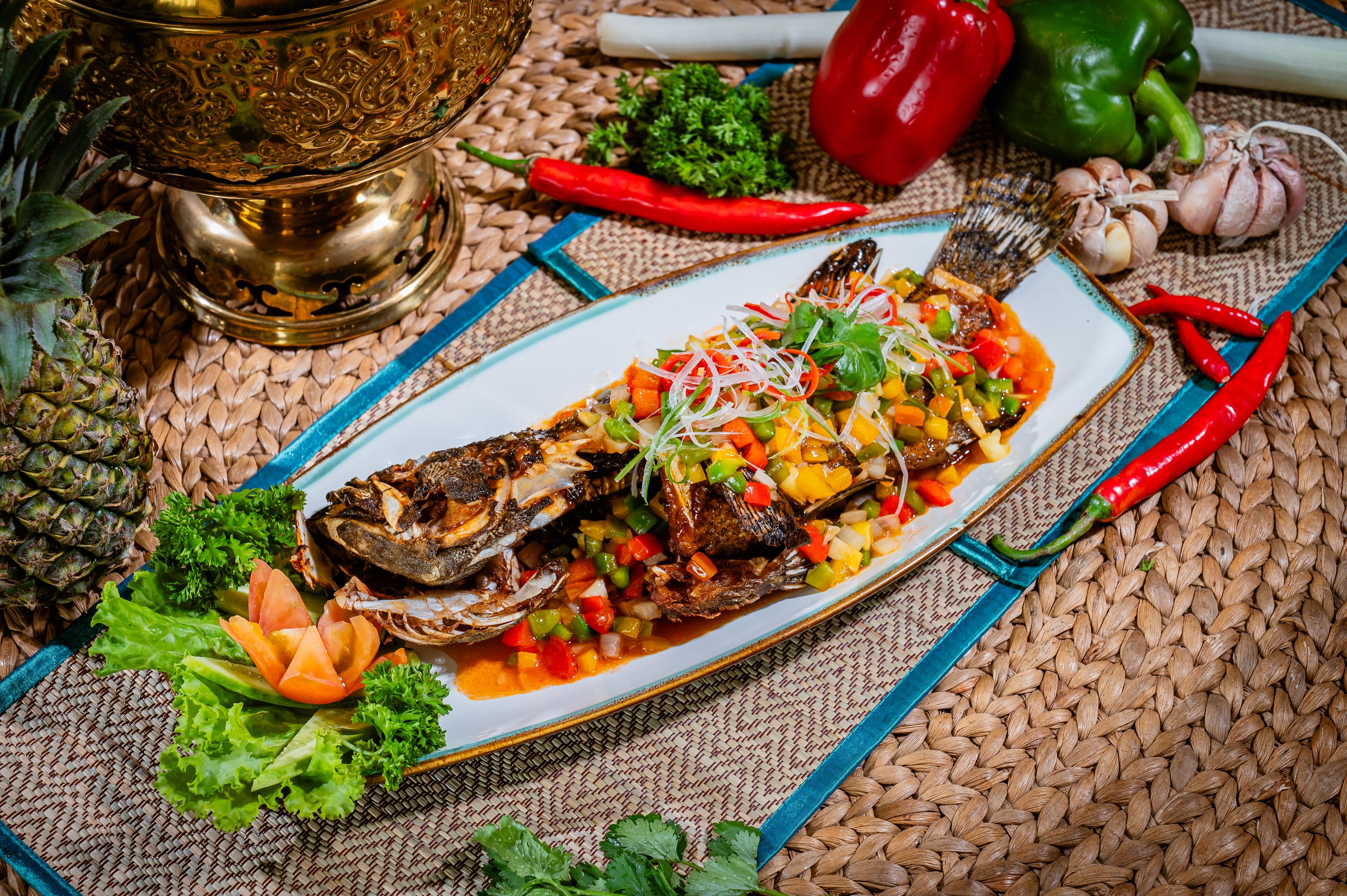 ត្រីតុកែបំពងជូរអែម Deep fried grouper with  sweet & sour sauce 糖醋炸鱼