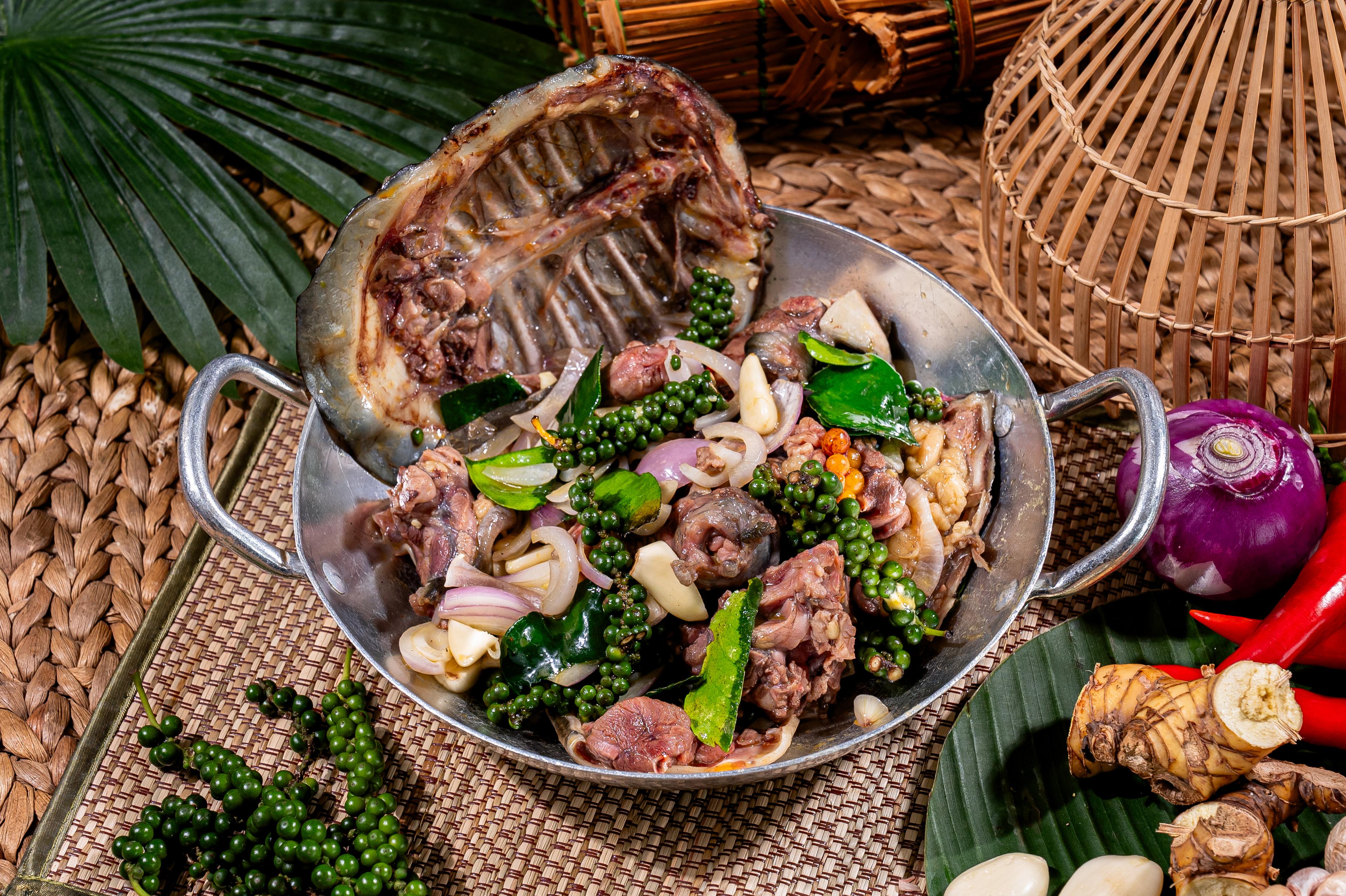 កន្ធាយចំហុយម្រេចខ្ចី Steamed turtle with green pepper 青椒蒸甲鱼