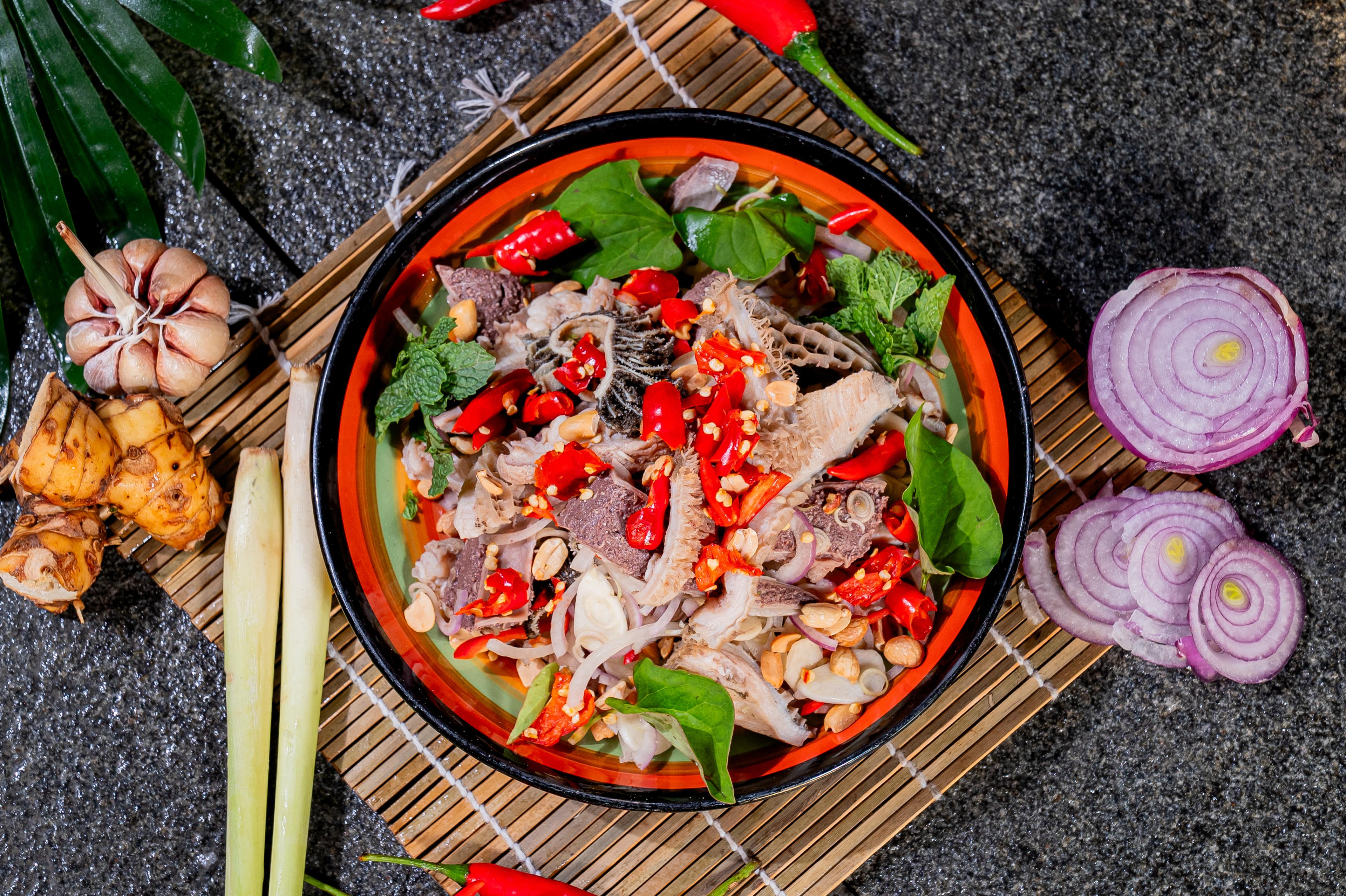 ញាំពោះគោ Spicy beef stomach salad 牛肠沙拉
