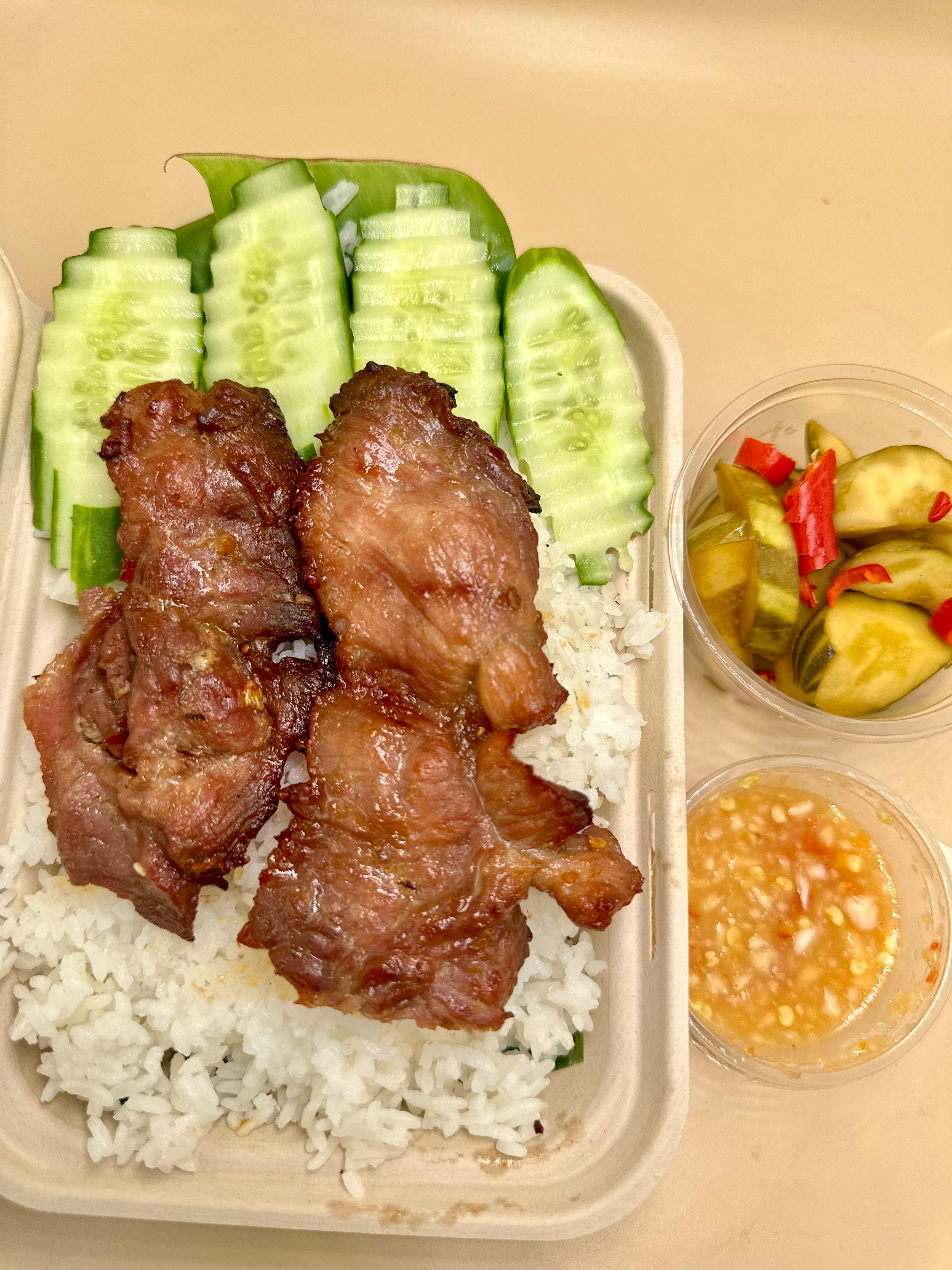 បាយសាច់ជ្រូកអាំង 
