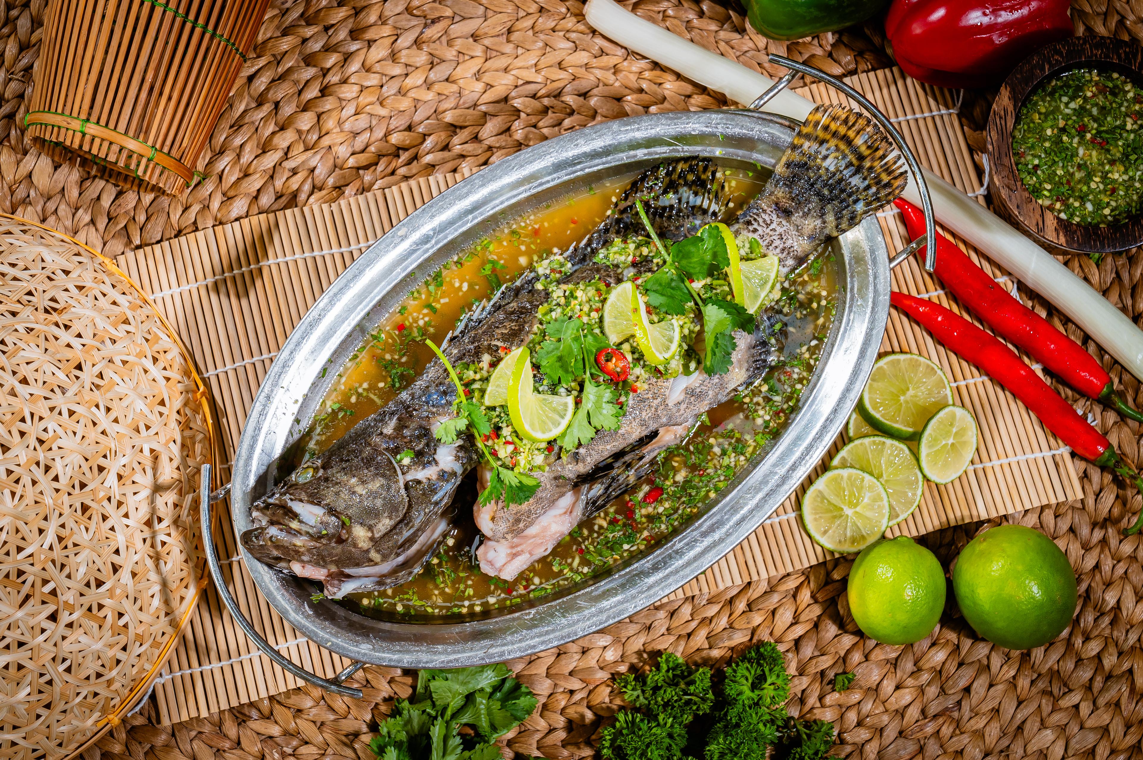 ត្រីតុកែចំហុយក្រូចឆ្មា Steamed grouper with  lime sauce 酸橙汁蒸鱼