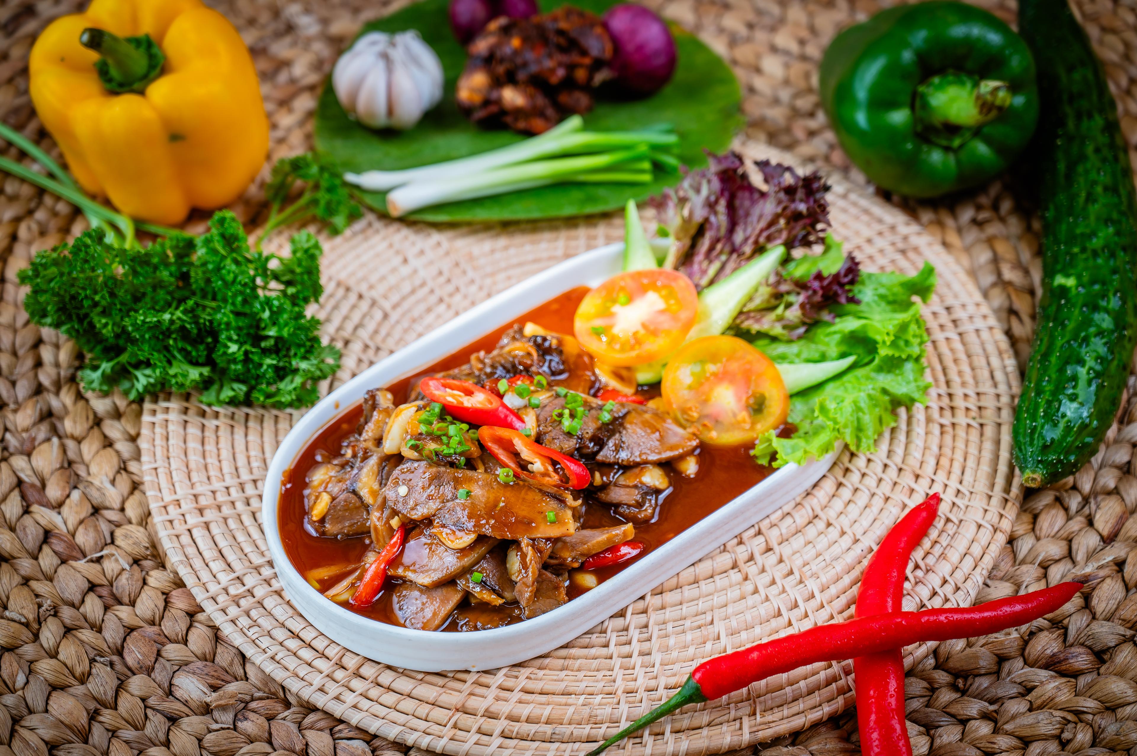 អណ្តាតគោឆាអំពិលទុំ Stir fried beef tongues with  tamarind sauce 罗望子酱炒牛舌