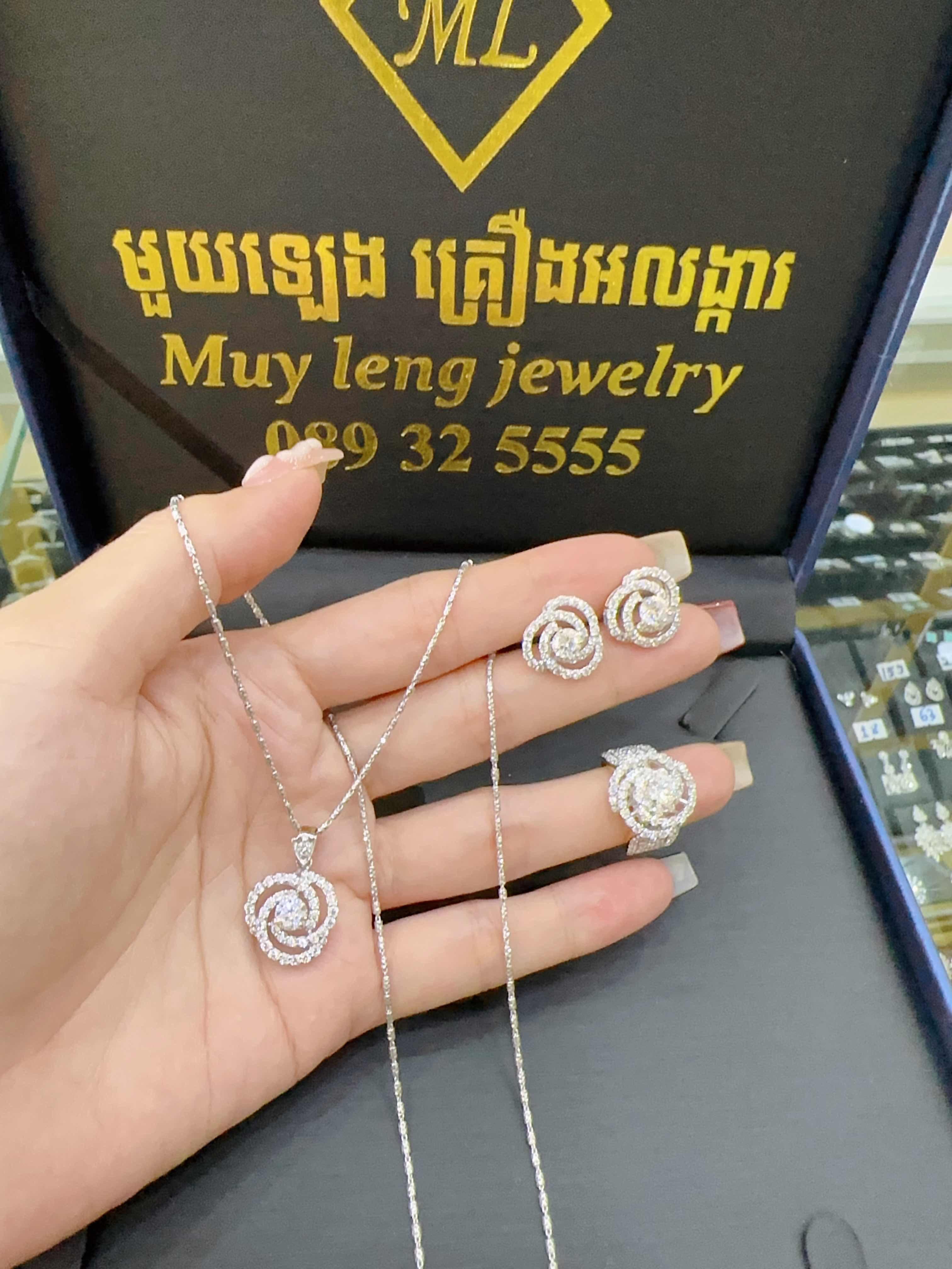 ឈុត