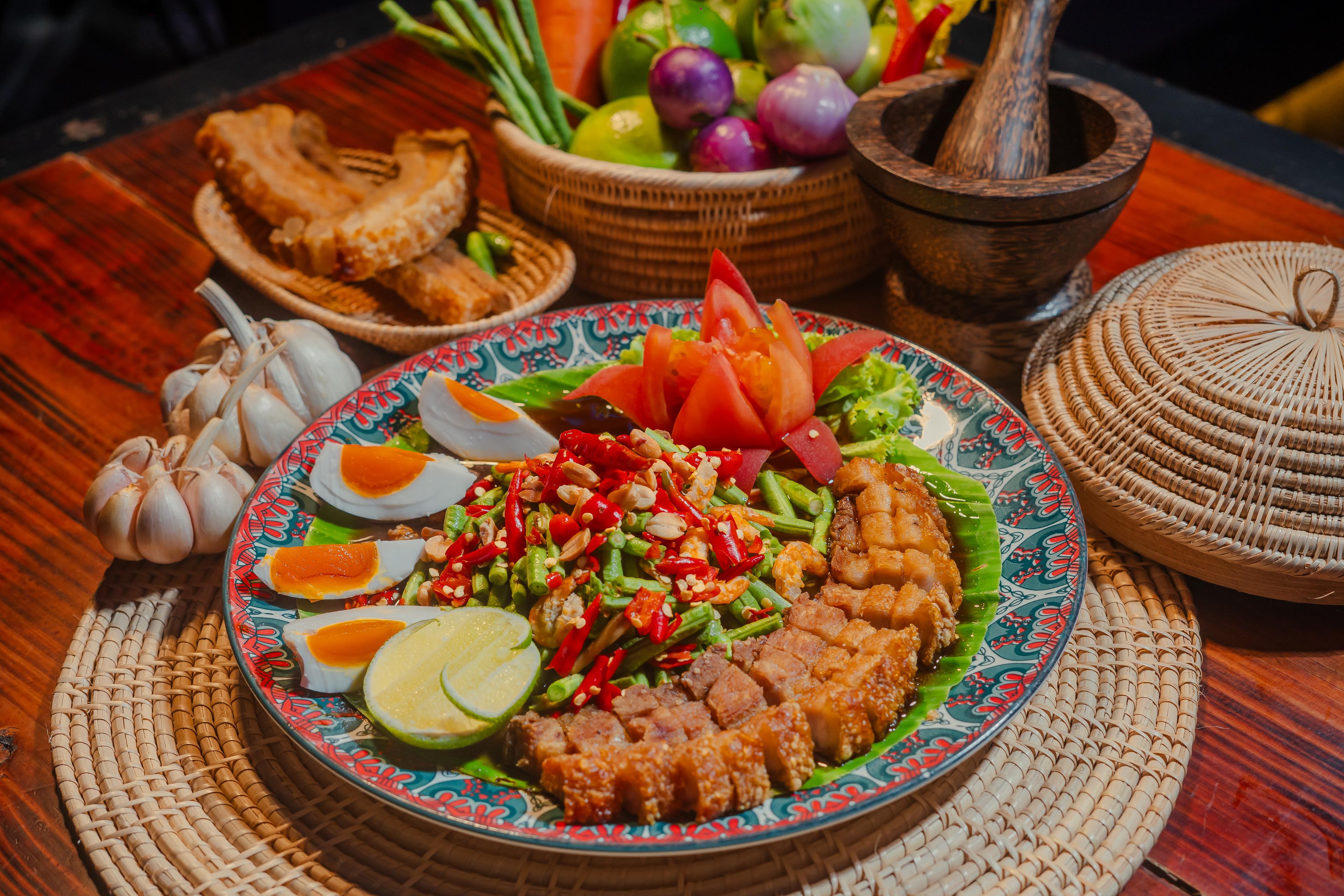 បុកសណ្តែកគួរសាច់ជ្រូកបំពង Spicy long bean salad with deep fried pork belly 把豆子和炸猪肉一起打碎