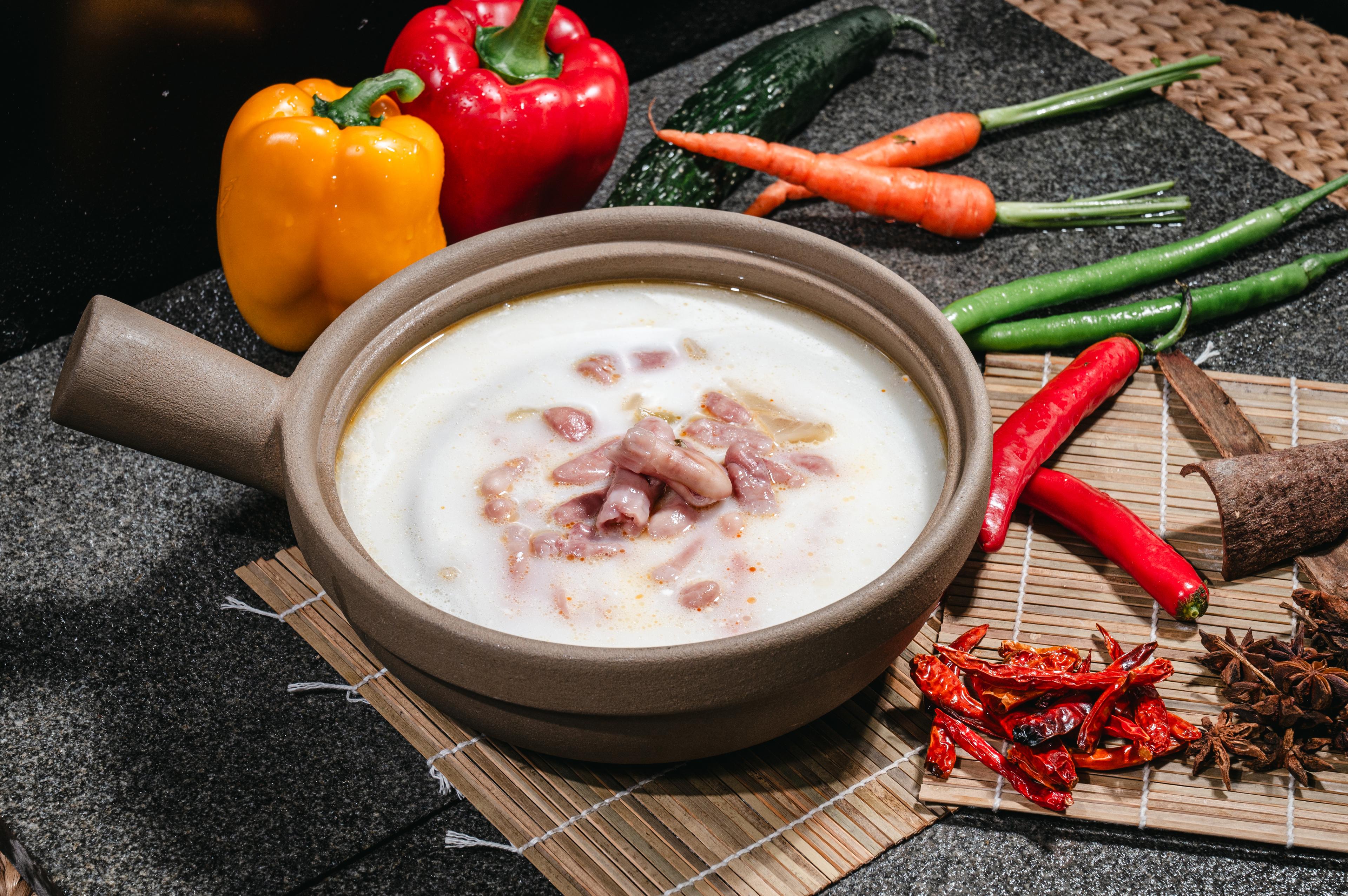 ស៊ុបក្រពះត្រីស្ពៃជូរ Fish stomach soup with cabbage pickled  白菜鱼肚汤